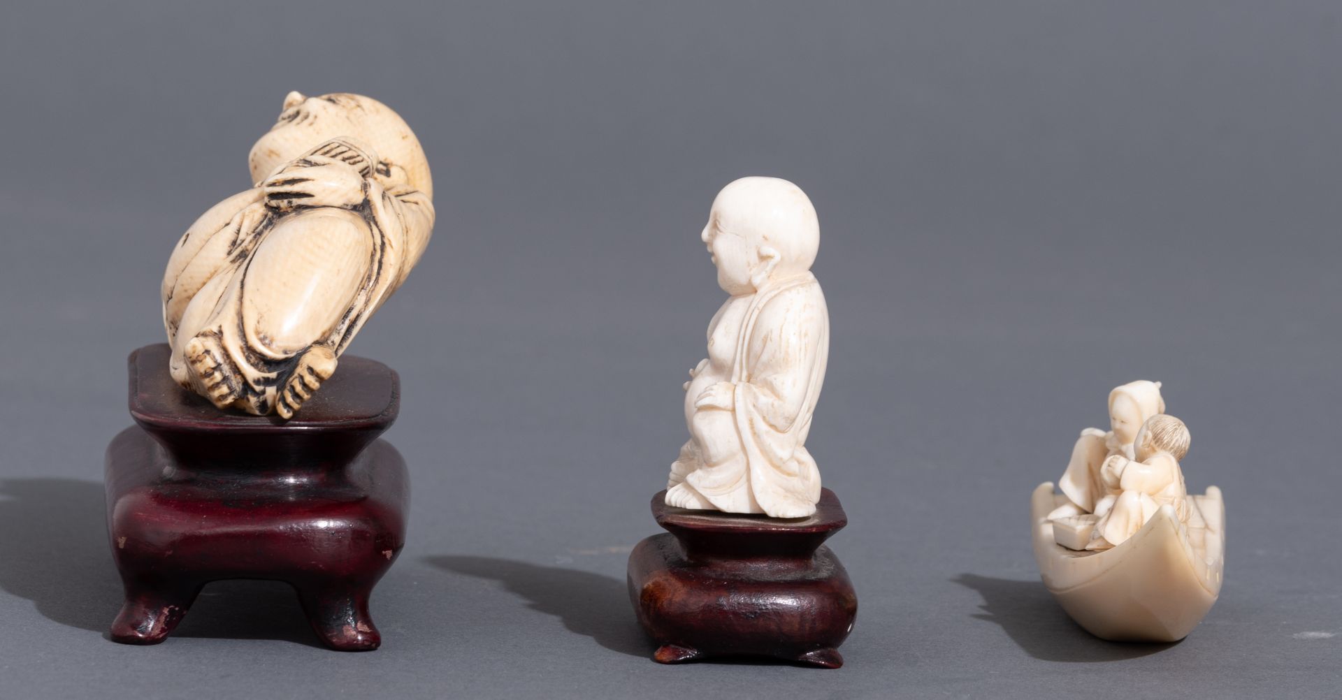 Two Chinese Republic period ivory sculptures, W 10,8 -10,3 cm - (with and without base) - H 7,3 - 5, - Image 3 of 10