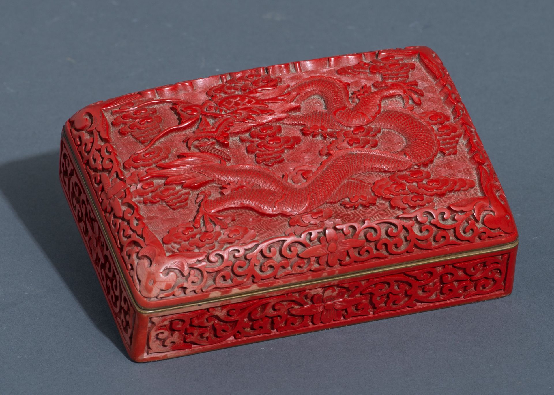 A Chinese carved cinnabar lacquer box and cover, 20thC, 10 x 15 cm - Image 11 of 14