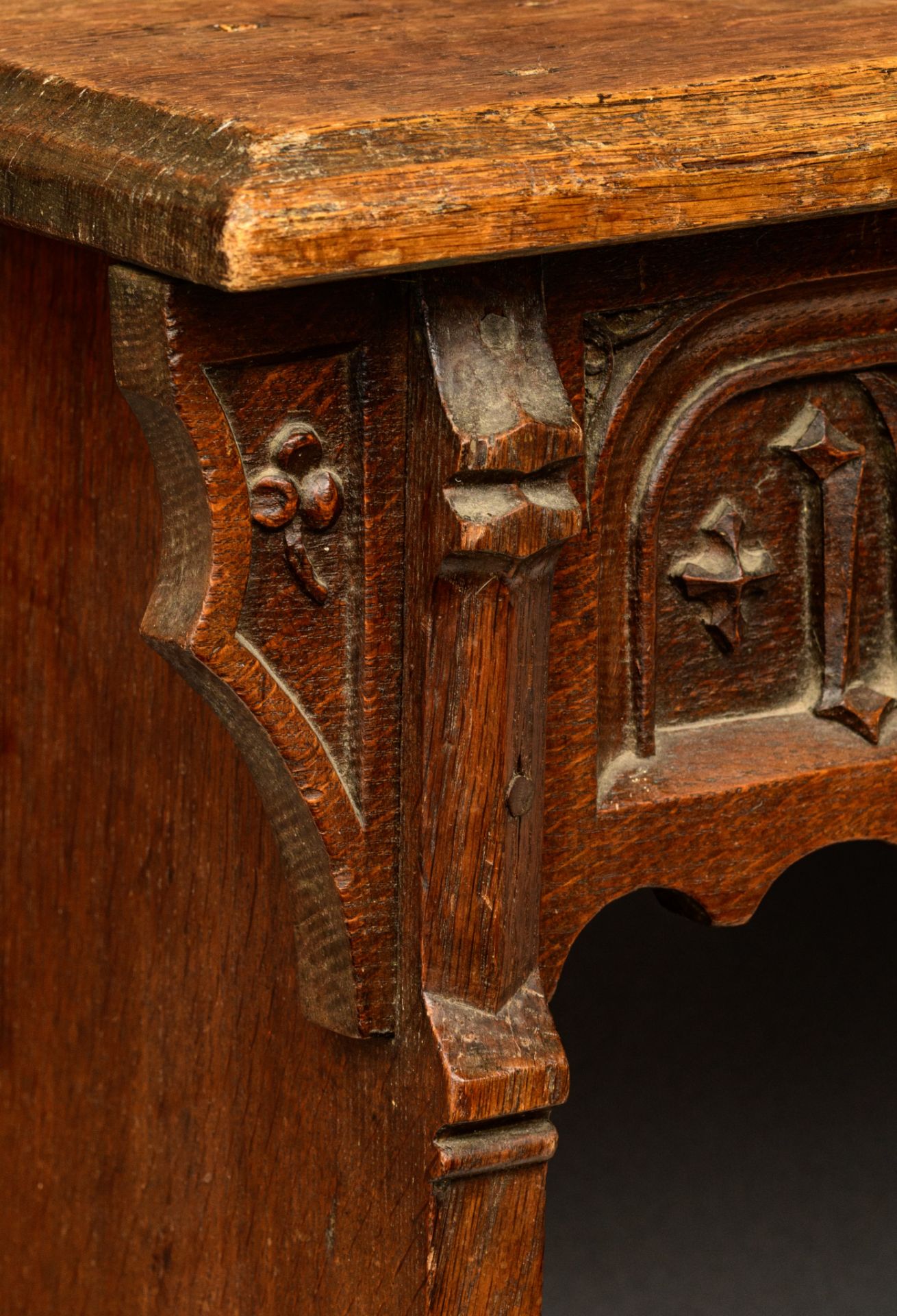 An oak Gothic Revival prayer bench, based on a 16thC Bruges model, H 61 - W 51 - D 28,5 cm - Image 8 of 9