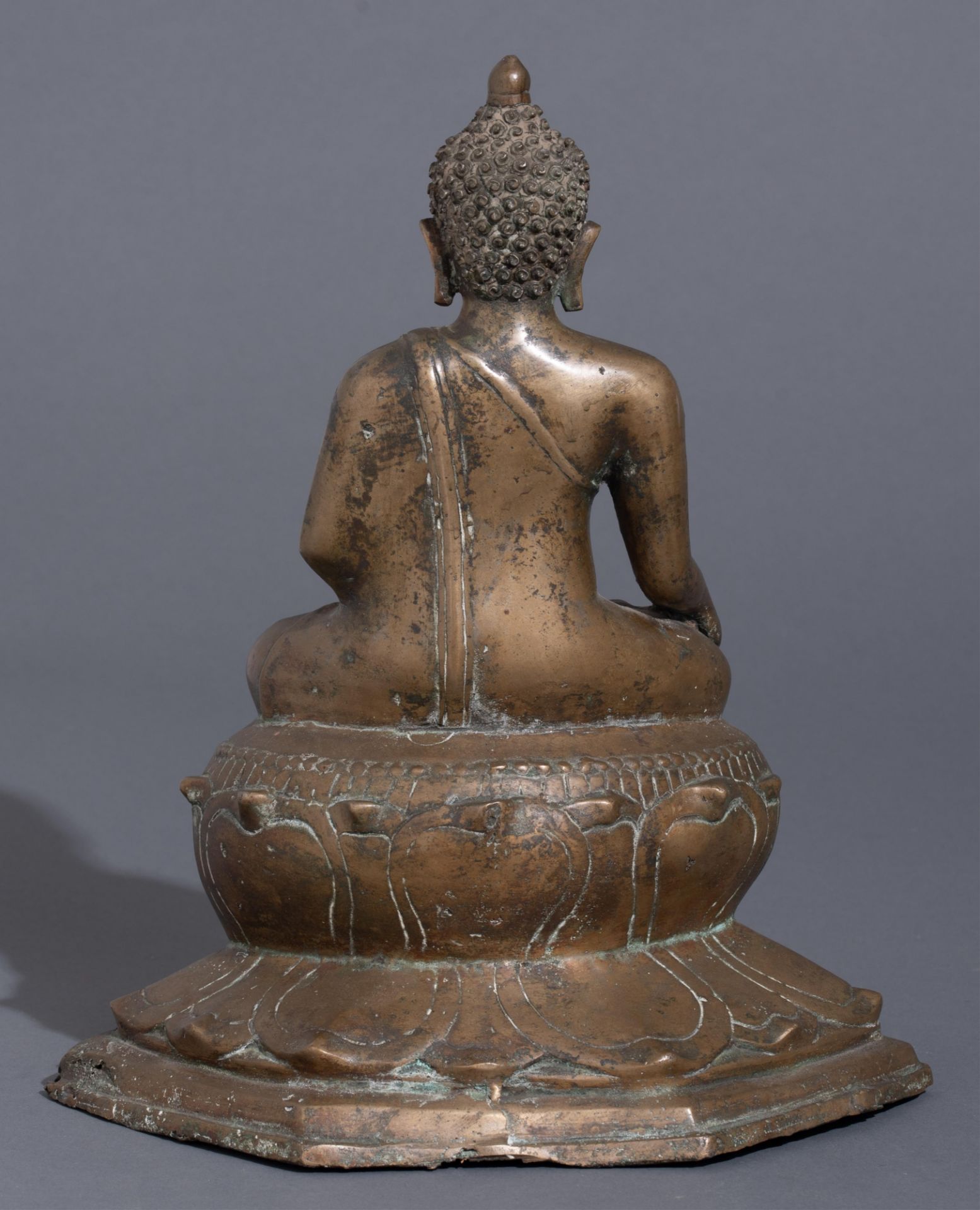 A patinated bronze seated Buddha, Thailand, 19thC or older, H 31,4 cm - Bild 2 aus 9