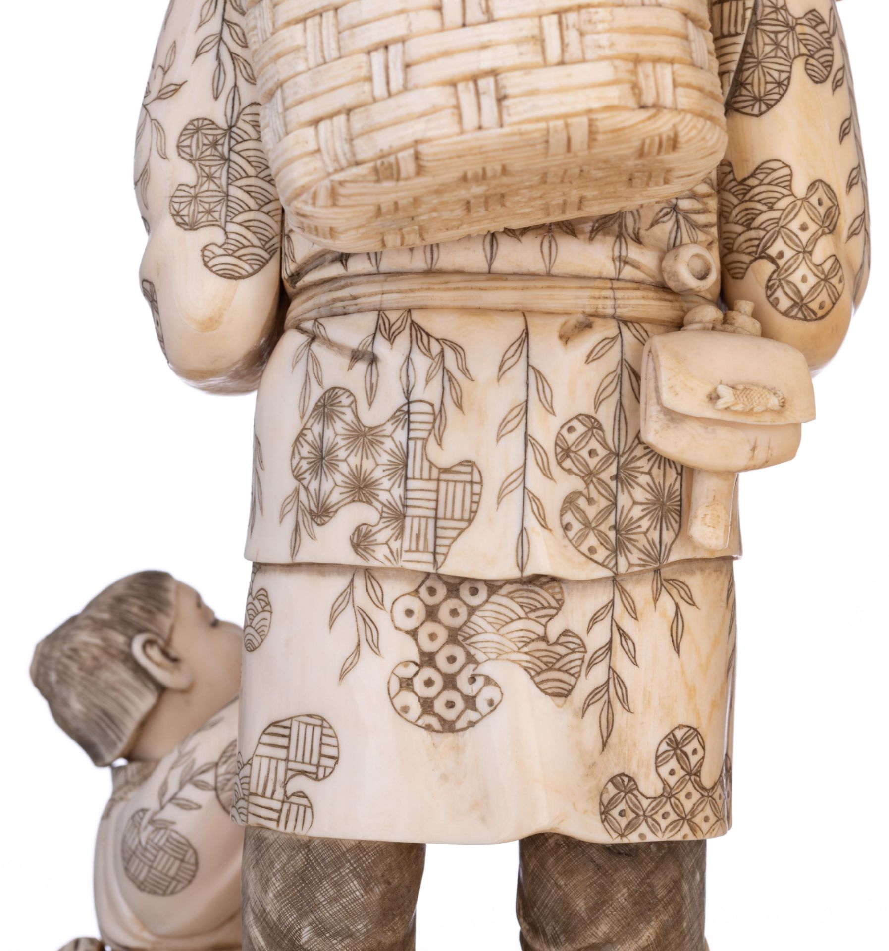 An imposing Japanese Meiji-period ivory okimono, H 37 cm - weight c. 3.180 g. - Image 9 of 11