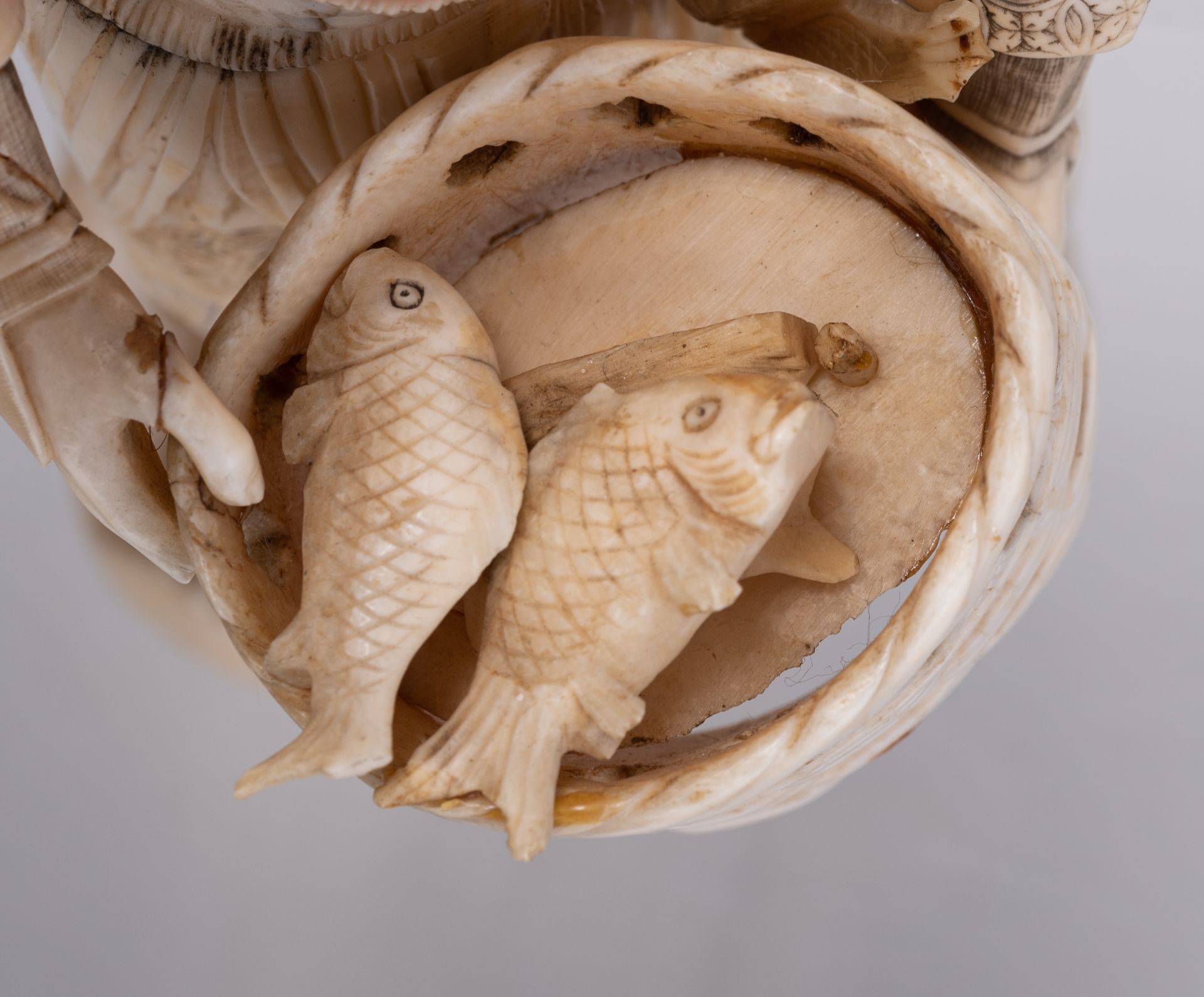 A Japanese Meiji-period ivory okimono, H 30,7 cm - weight c. 1.125 g. - Image 7 of 19