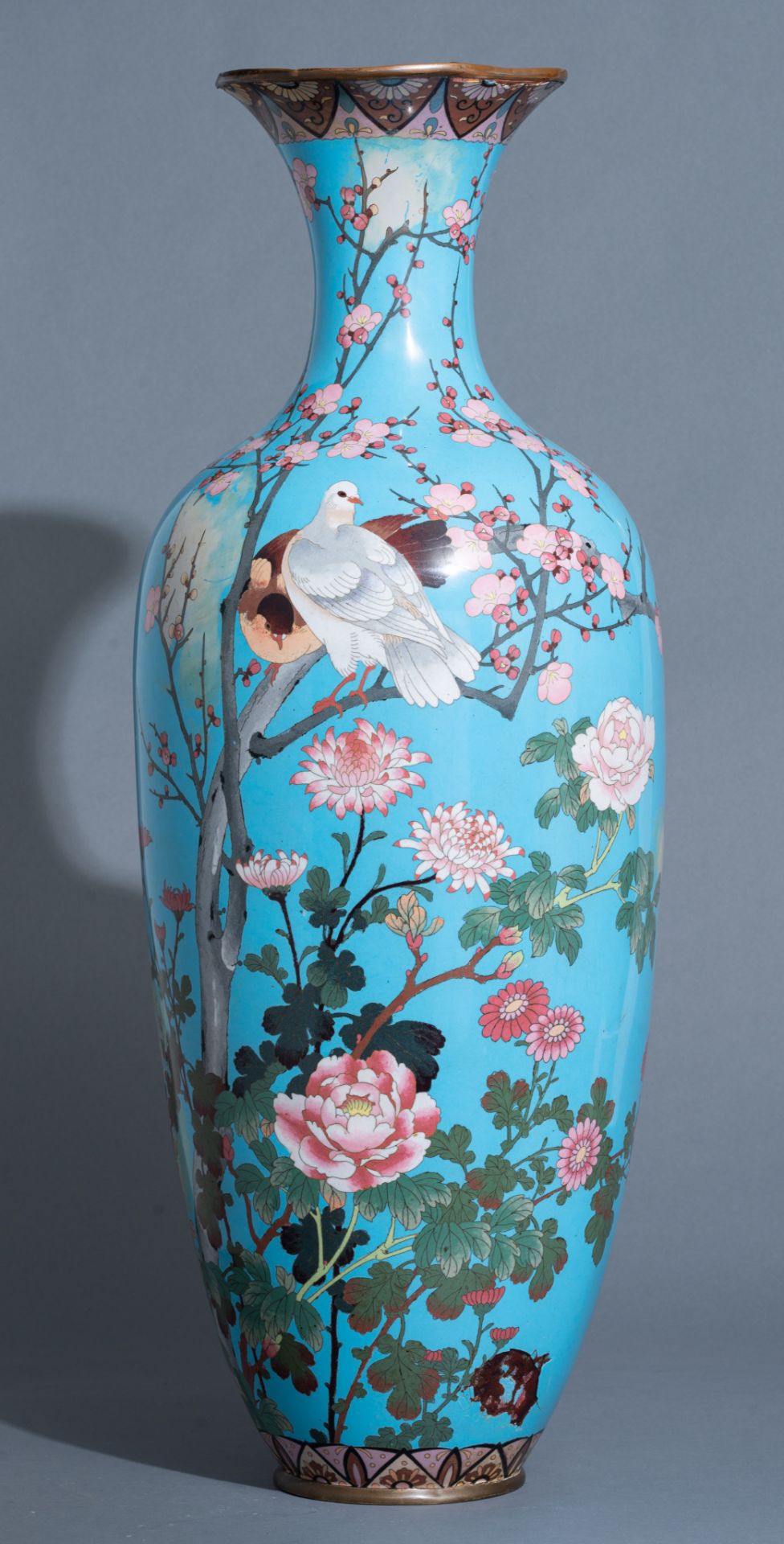 A Japanese cloisonné enamelled bronze vase, late 19thC/early 20thC, H 92,5 cm - Image 2 of 11