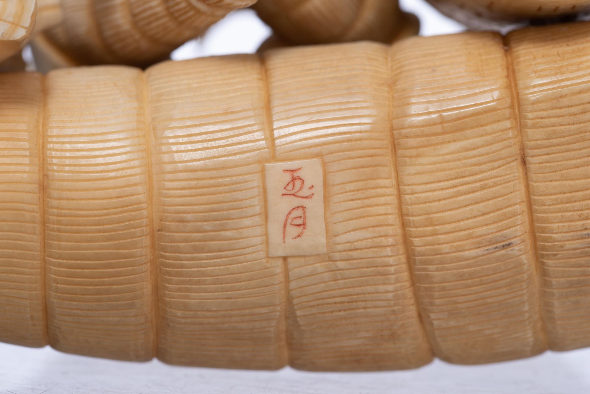 A Japanese late Meiji or early Taishô-period ivory group, H 13,3 cm - weight c. 595 g. - Image 6 of 10