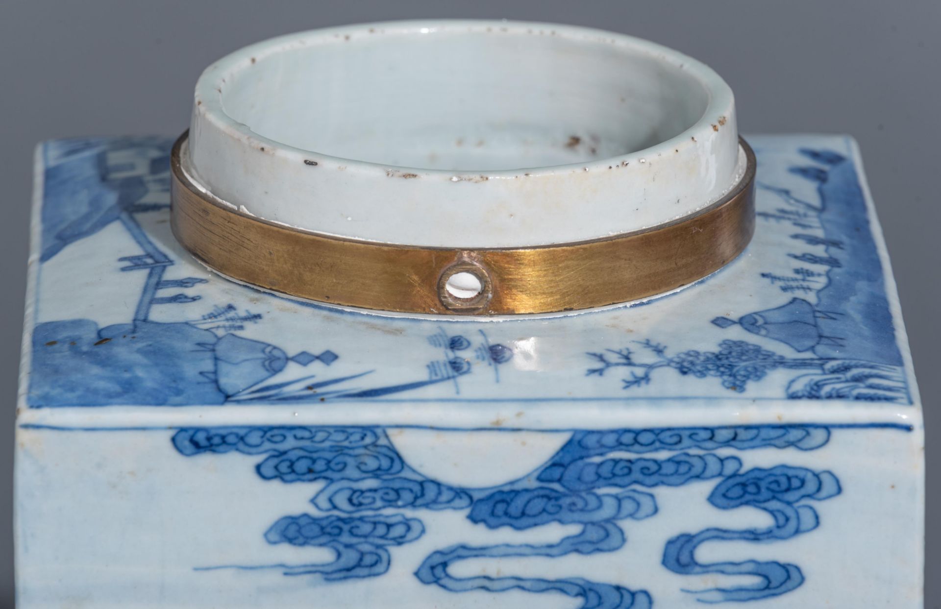A massive Chinese blue and white tea caddy, early 19thC, H 35,5 cm - Image 9 of 13