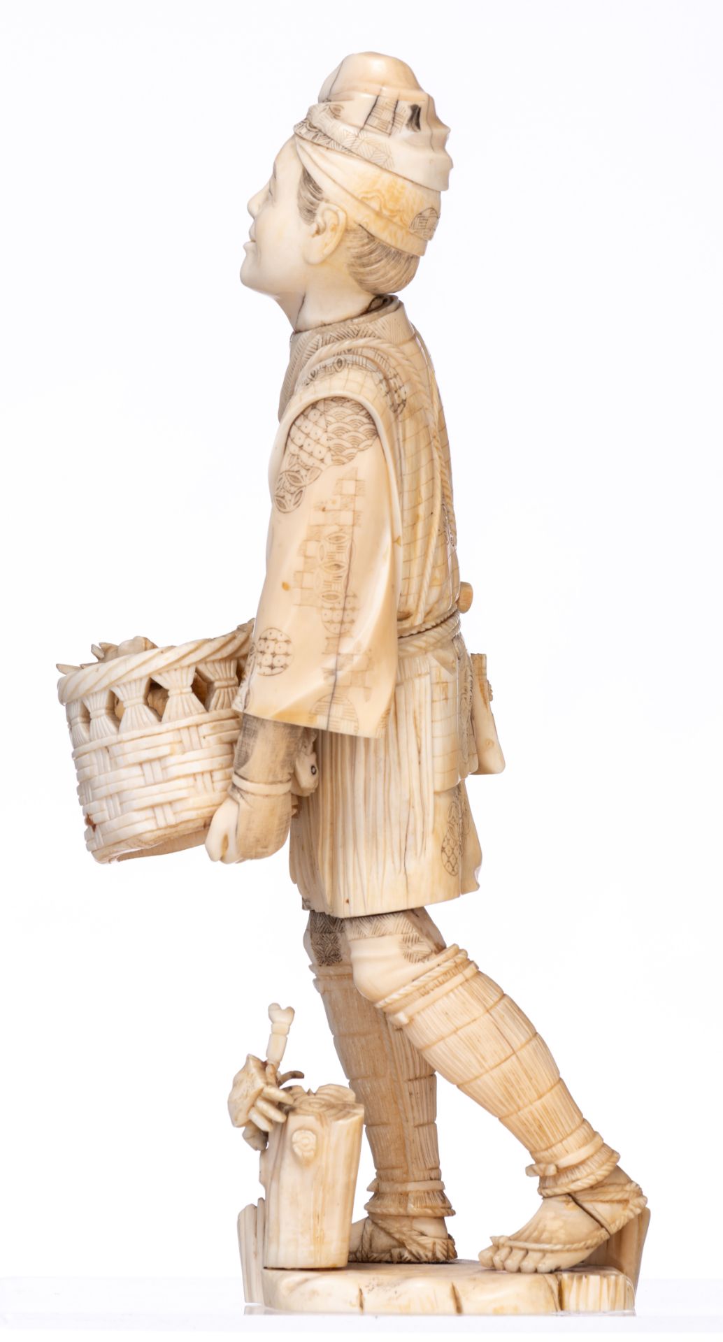 A Japanese Meiji-period ivory okimono, H 30,7 cm - weight c. 1.125 g. - Image 2 of 19