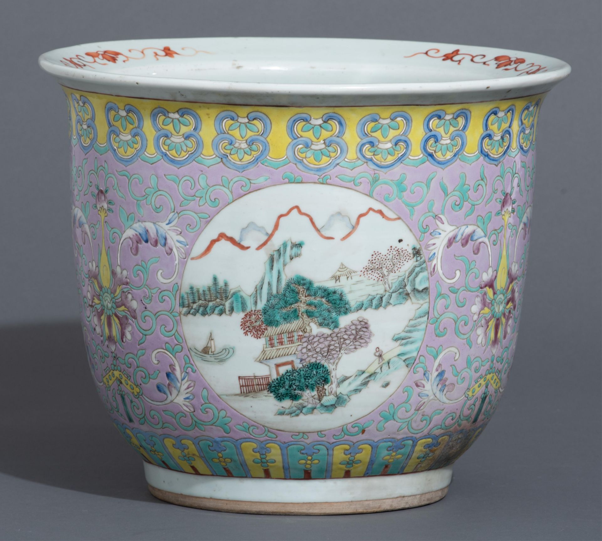 A Chinese famille rose jardinière, 19thC, H 30 - ø 35 cm - Image 5 of 9