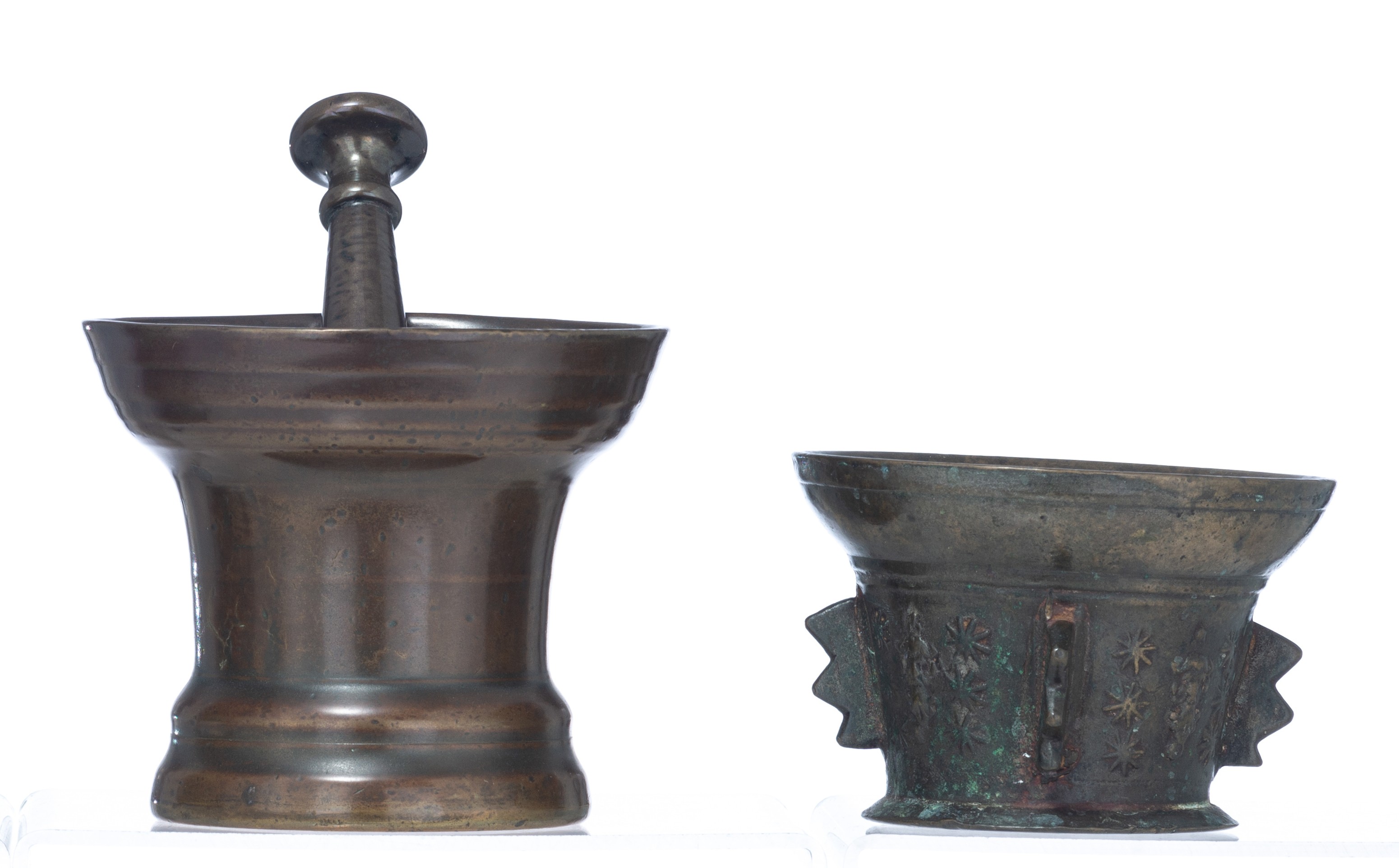 Two bronze mortars, one a 17th - 18thC South European (French or Spanish), one Dutch, 17thC, with it - Bild 3 aus 11