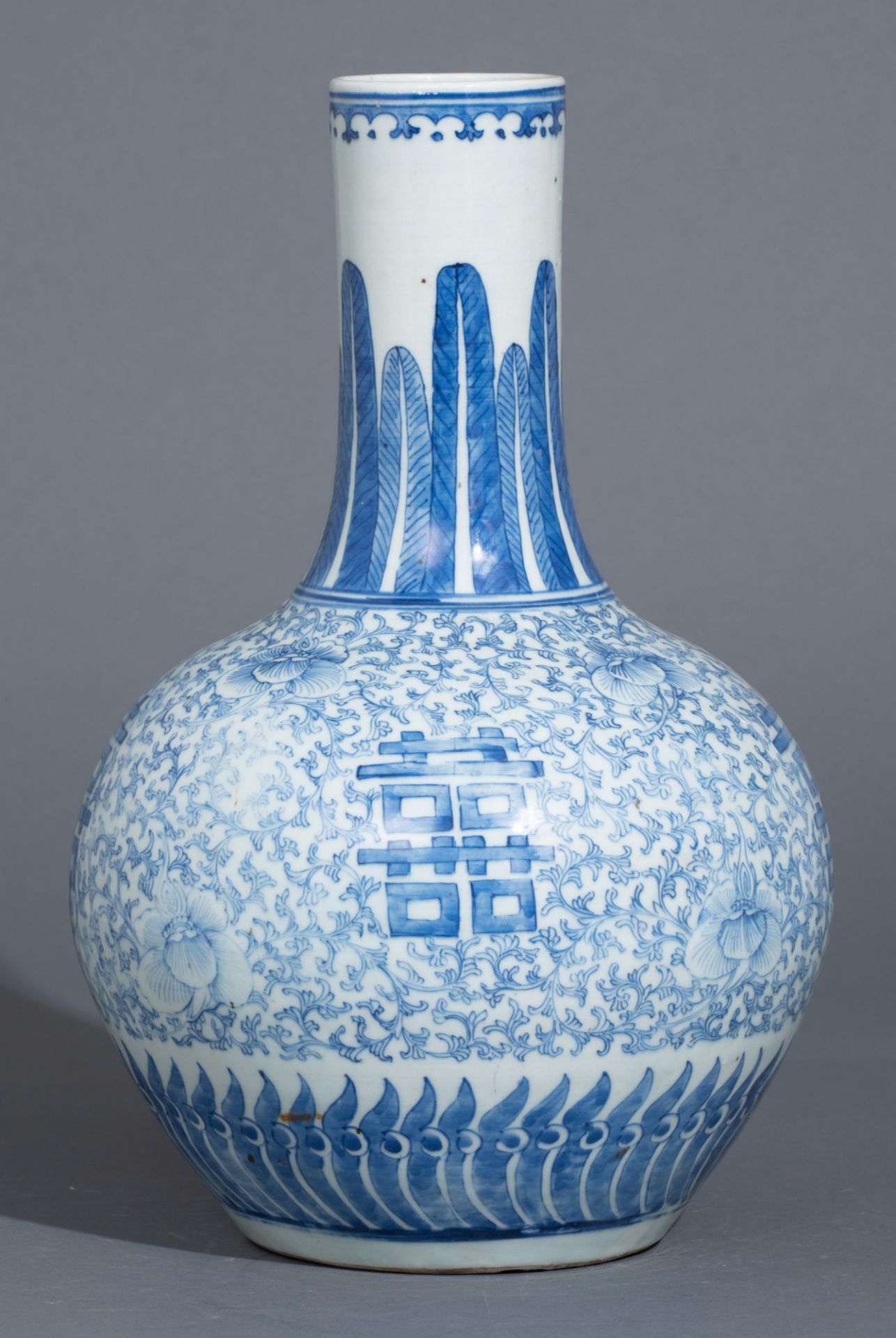 A Chinese blue and white 'Double Xi-sign' bottle vase, early 20thC, H 41 cm - Image 2 of 6