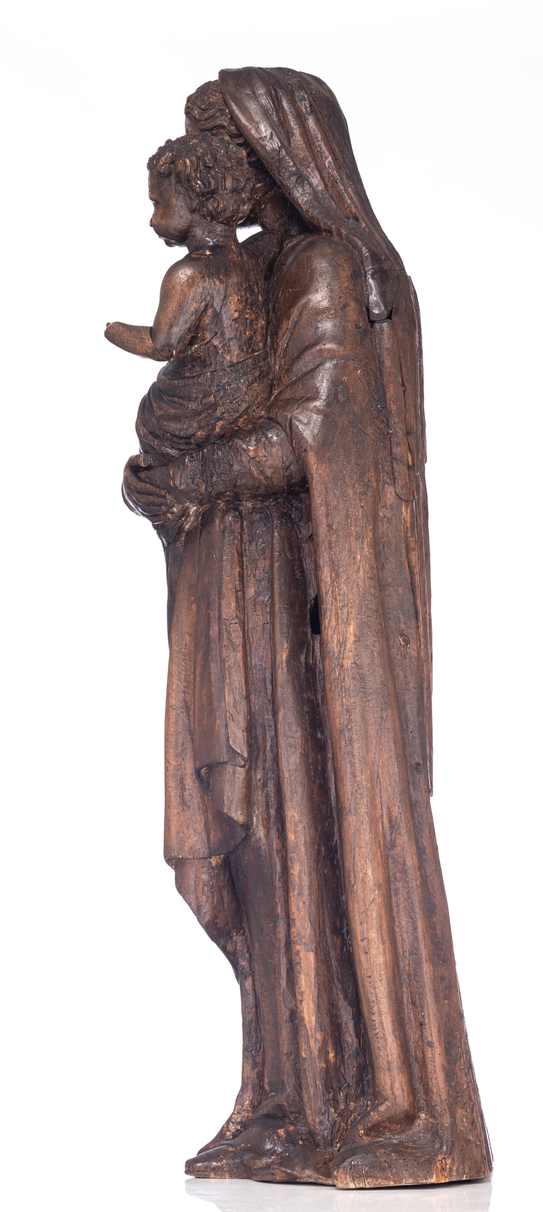 An imposing sculpture of the Madonna holding the Holy Child in her arms, 17thC, H 97,5 cm - Bild 2 aus 16