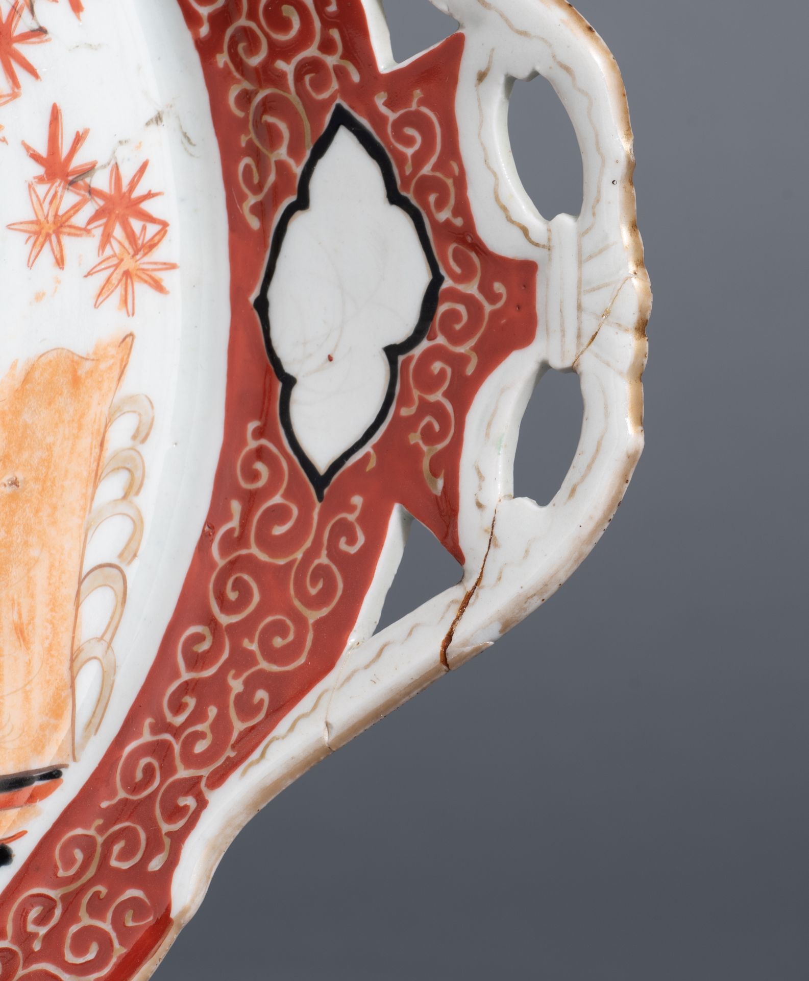 Two pairs of Japanese Imari covered jars and a Japanese Arita Imari serving plate, 19thC, H tallest - Image 14 of 16