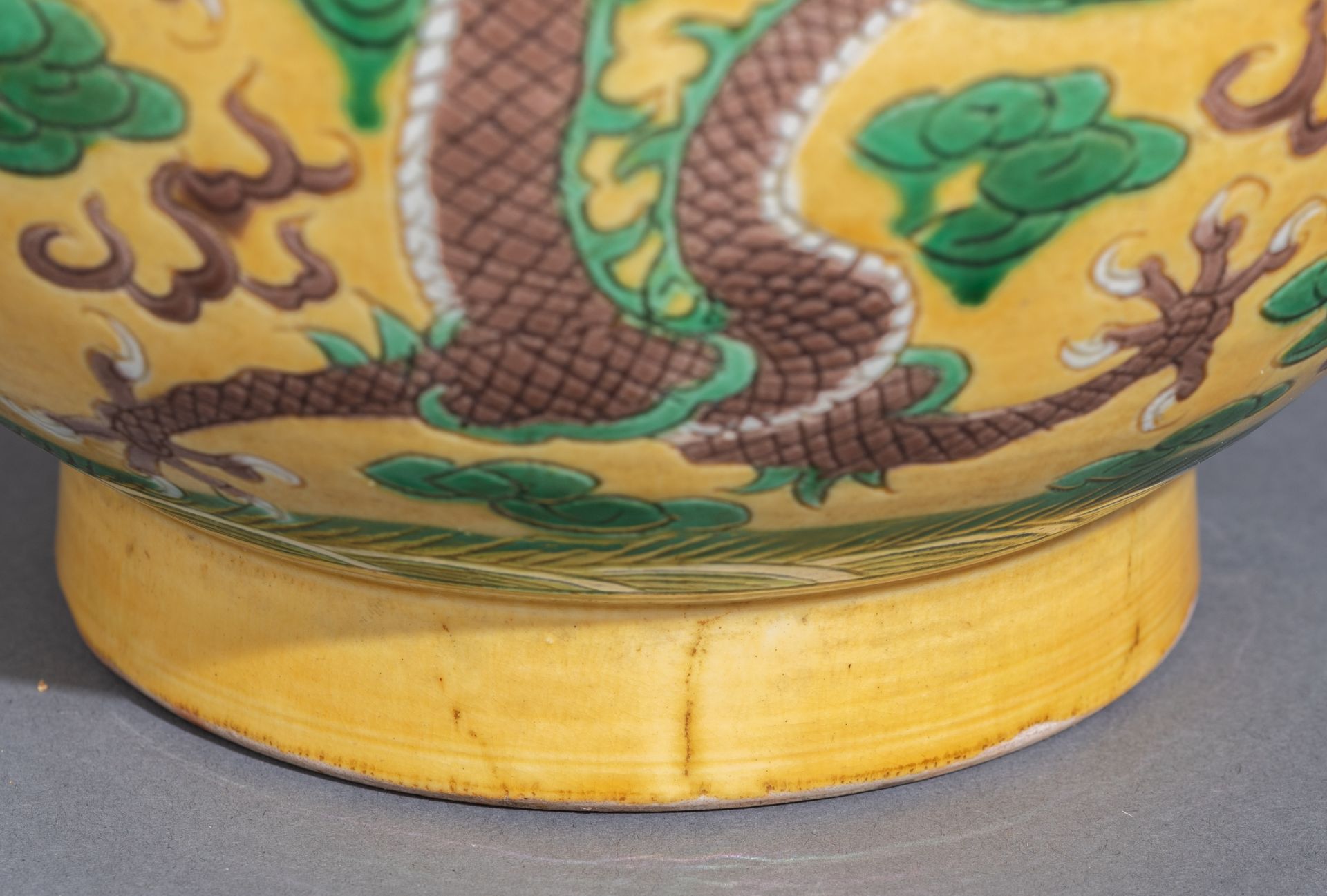 A Chinese yellow ground 'Dragon' vase, late Qing dynasty/20thC, H 25,5 cm - Image 6 of 12