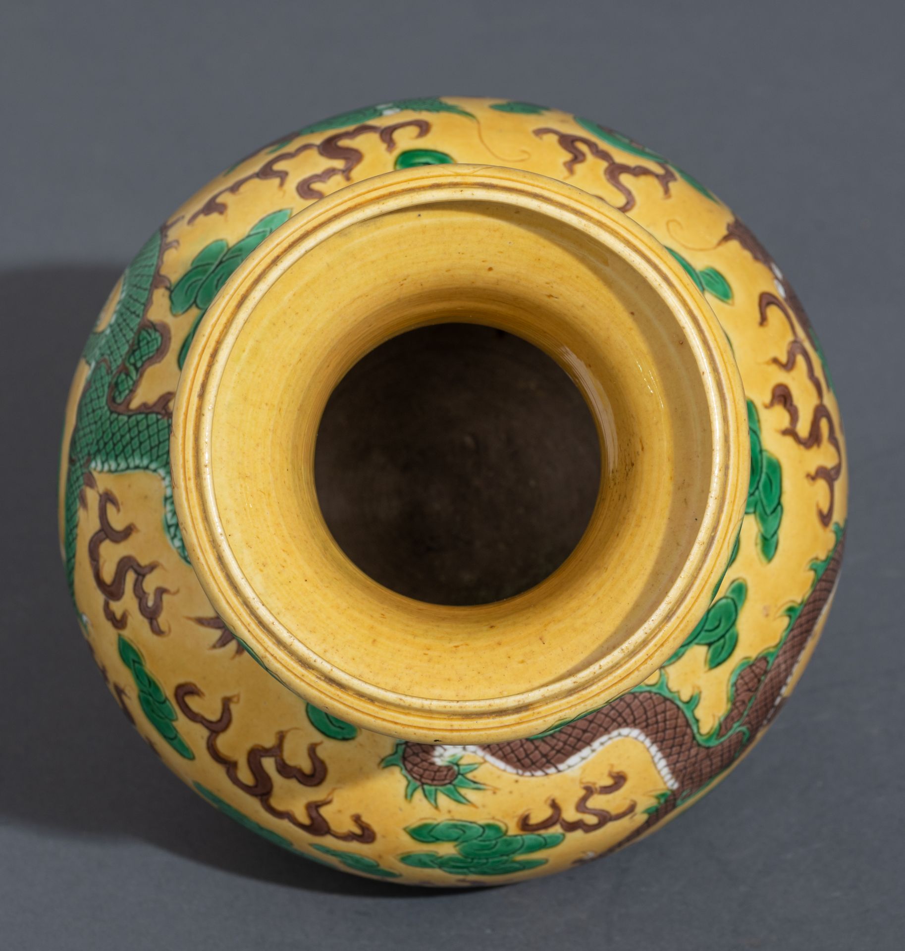 A Chinese yellow ground 'Dragon' vase, late Qing dynasty/20thC, H 25,5 cm - Image 4 of 12