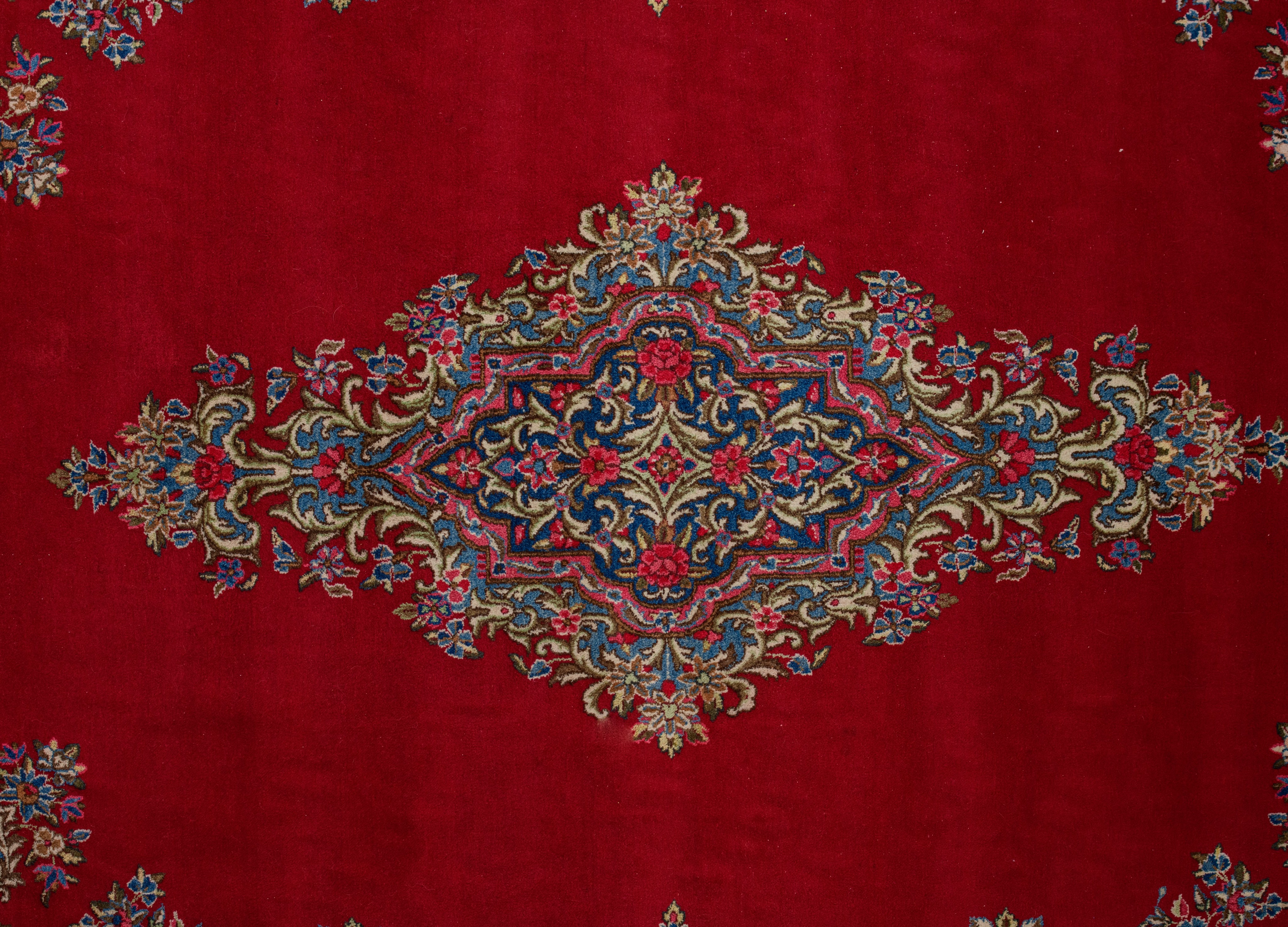 An Oriental Kirman rug, 296 x 395 cm - Image 4 of 10