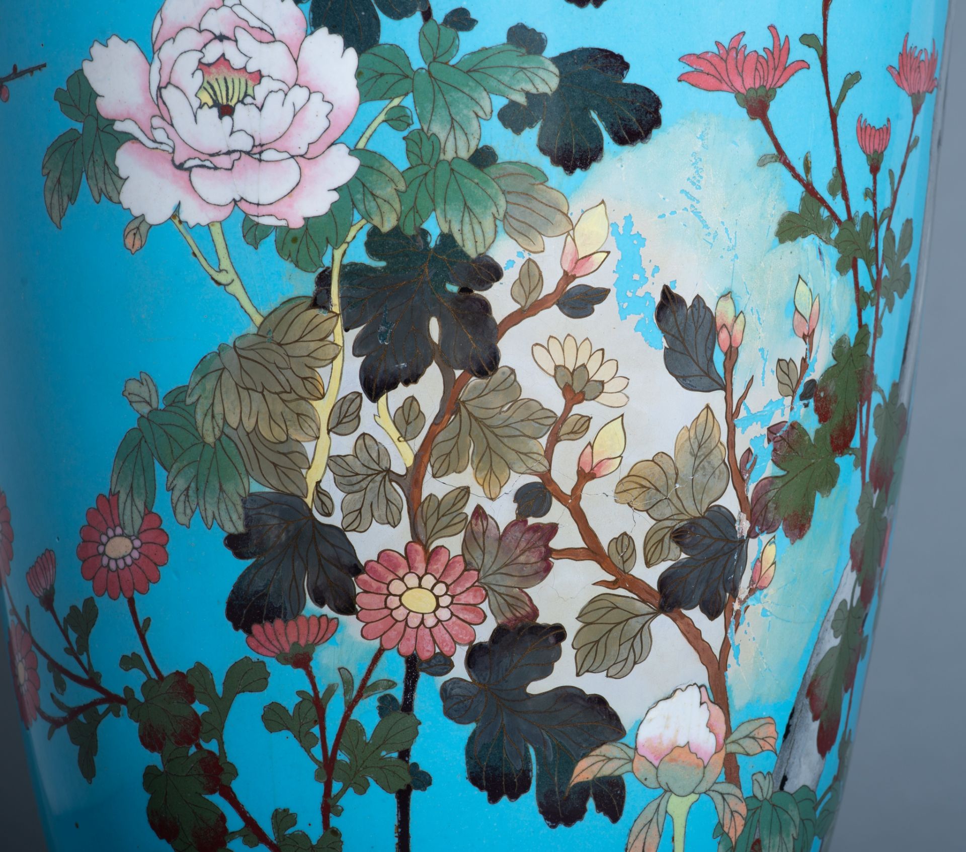 A Japanese cloisonné enamelled bronze vase, late 19thC/early 20thC, H 92,5 cm - Image 8 of 11