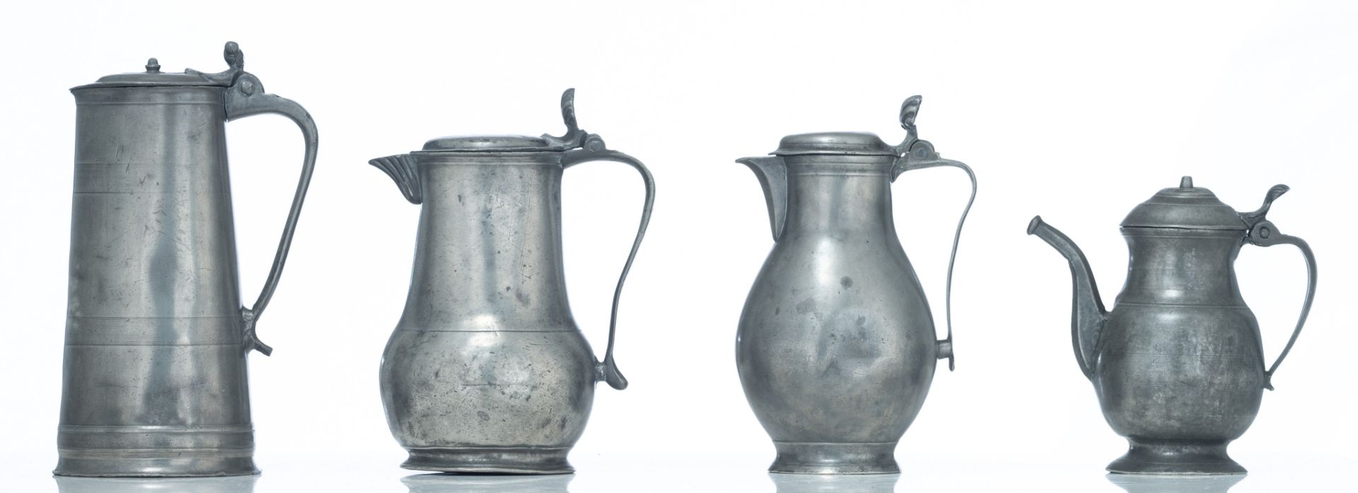 A collection of Bruges 18th and 19thC pewter chargers and plates, Ø 24 - 38, a ditto covered jug, H - Bild 2 aus 32