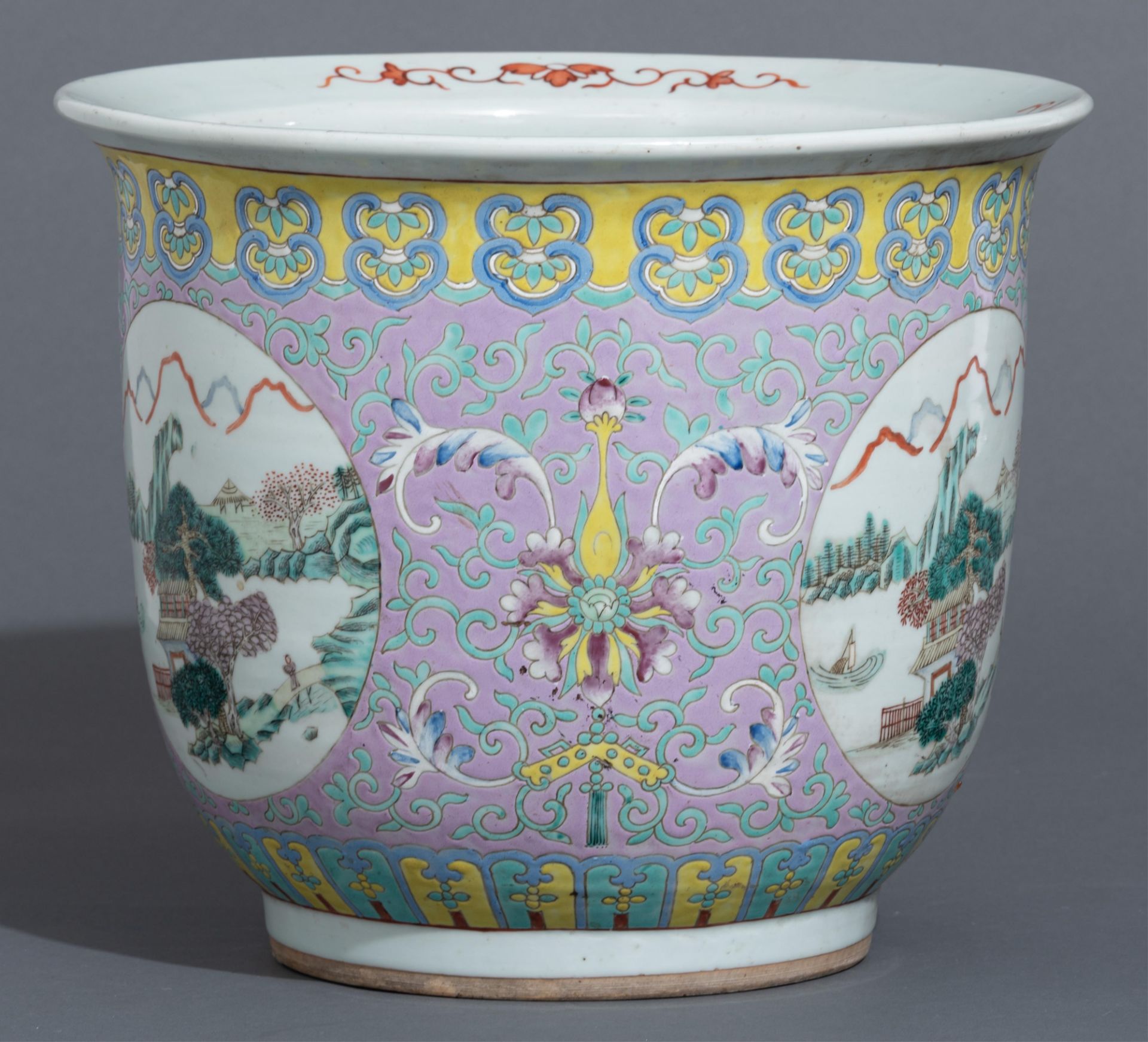 A Chinese famille rose jardinière, 19thC, H 30 - ø 35 cm - Image 4 of 9