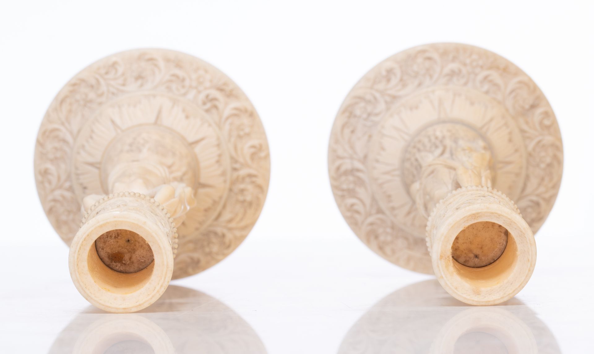 A pair of 19thC Dieppe or Paris ivory candlesticks and a ditto tazza, H 17,2 - 17,4 cm - Image 6 of 32