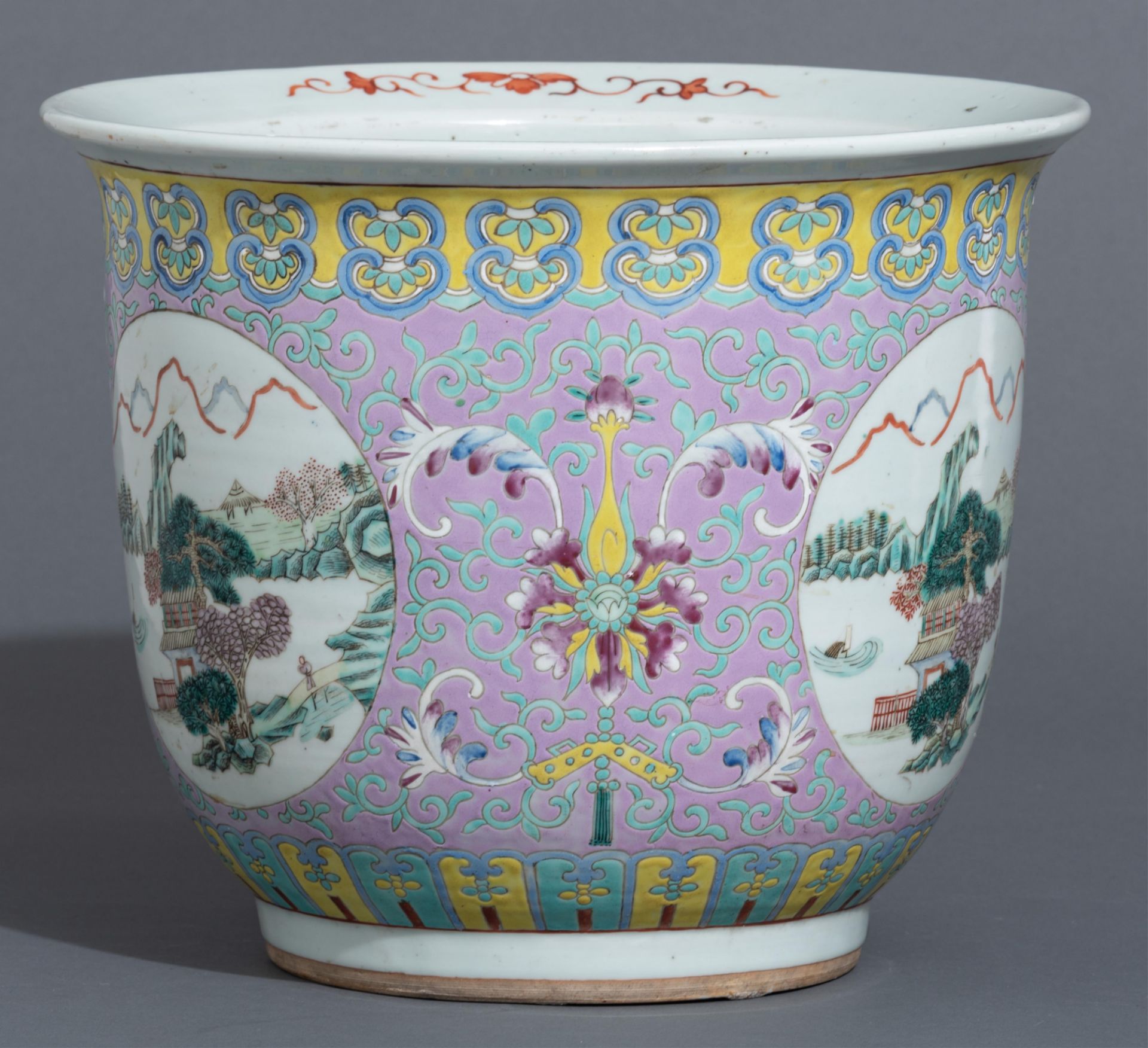 A Chinese famille rose jardinière, 19thC, H 30 - ø 35 cm - Image 2 of 9