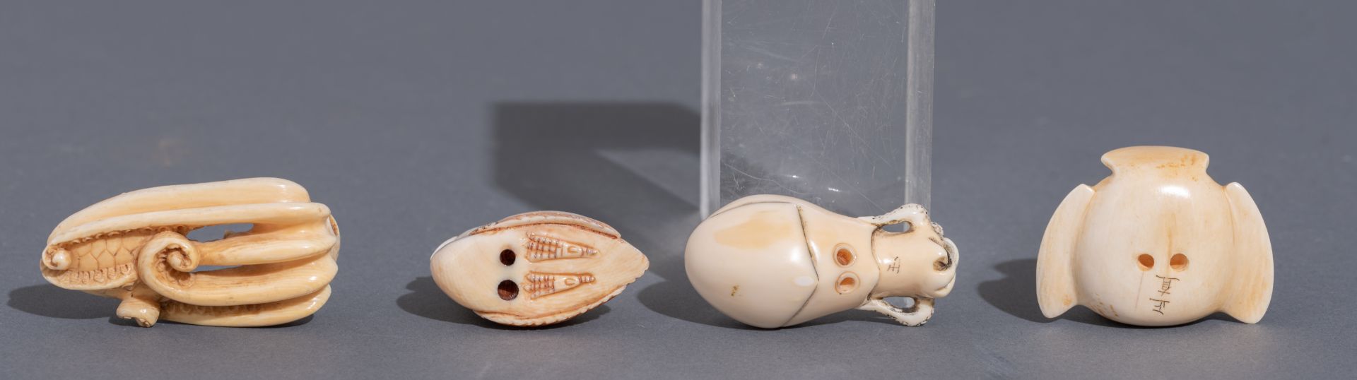 Five various Japanese early Meiji period netsuke, H 3,1 - 3,2 - 4,6 cm / W 3,6 cm - Image 6 of 19