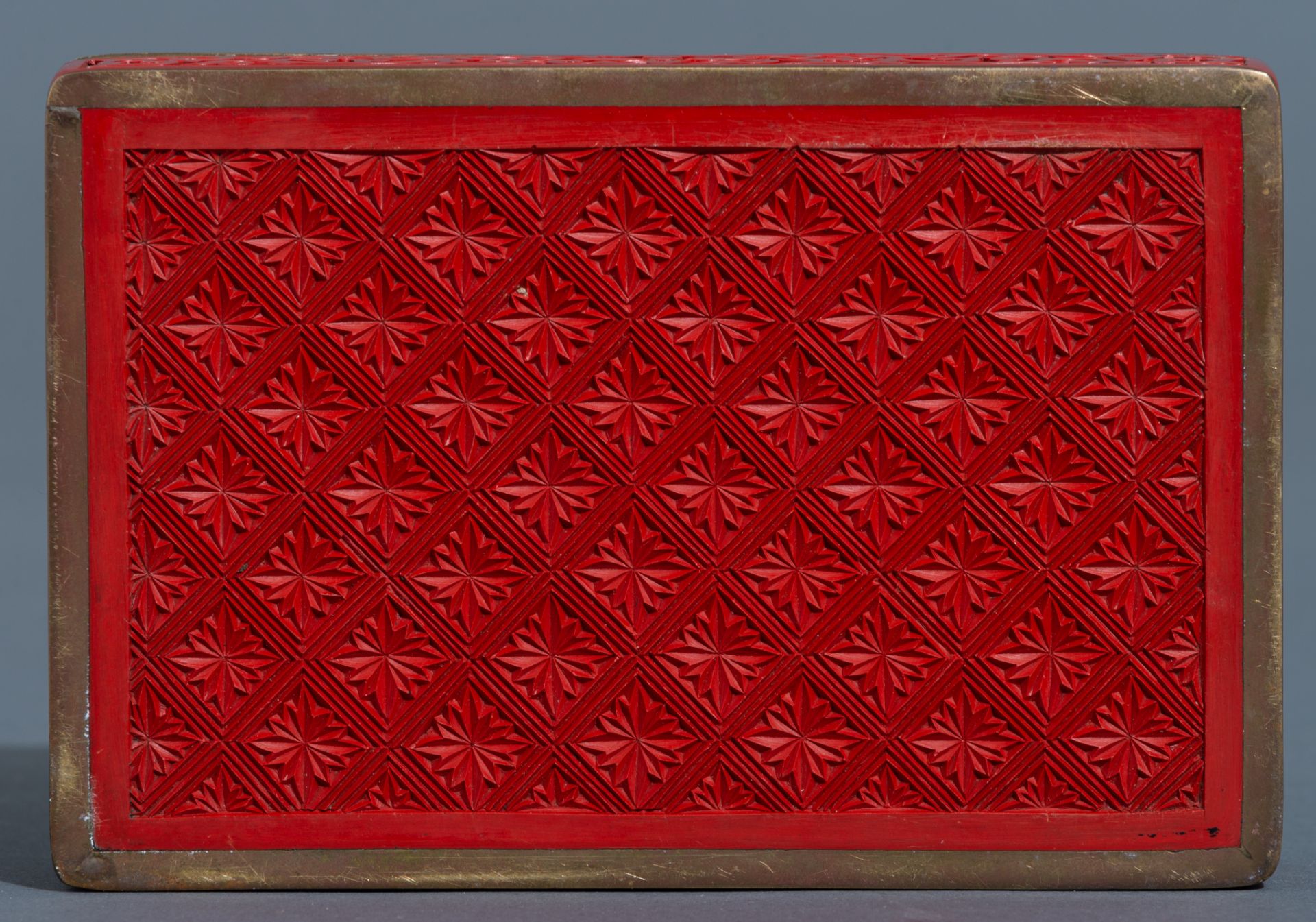 A Chinese carved cinnabar lacquer box and cover, 20thC, 10 x 15 cm - Image 7 of 14