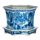 A Chinese blue and white hexagonal jardinière and matching tray, 19thC, Total H 31 cm