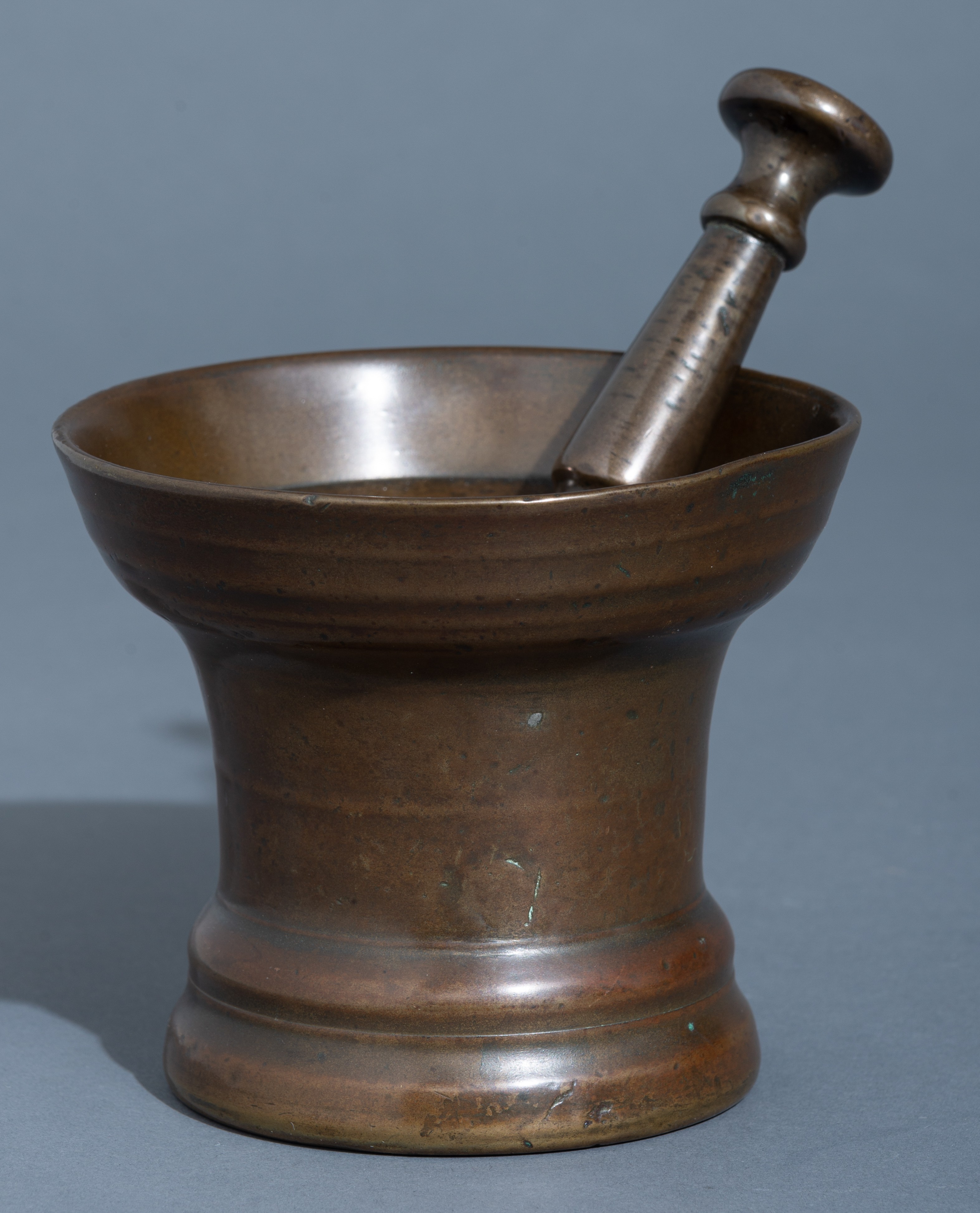 Two bronze mortars, one a 17th - 18thC South European (French or Spanish), one Dutch, 17thC, with it - Bild 9 aus 11