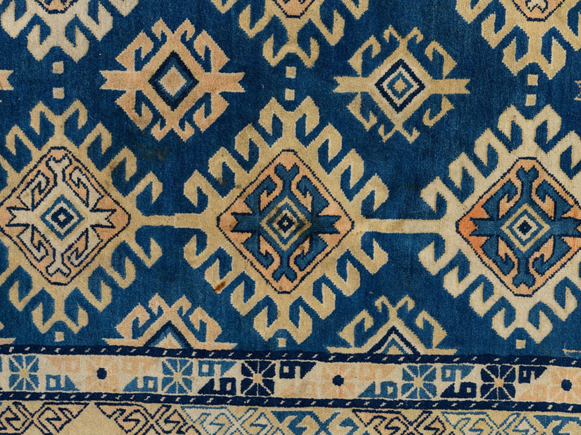 An Oriental carpet, Uzbek inspired design, wool on wool, ca 1940, 276 x 351 cm - Image 5 of 10