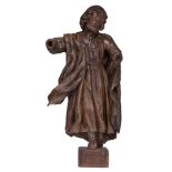 A Baroque oak sculpture of a saint, 17th/18thC, H 85 cm