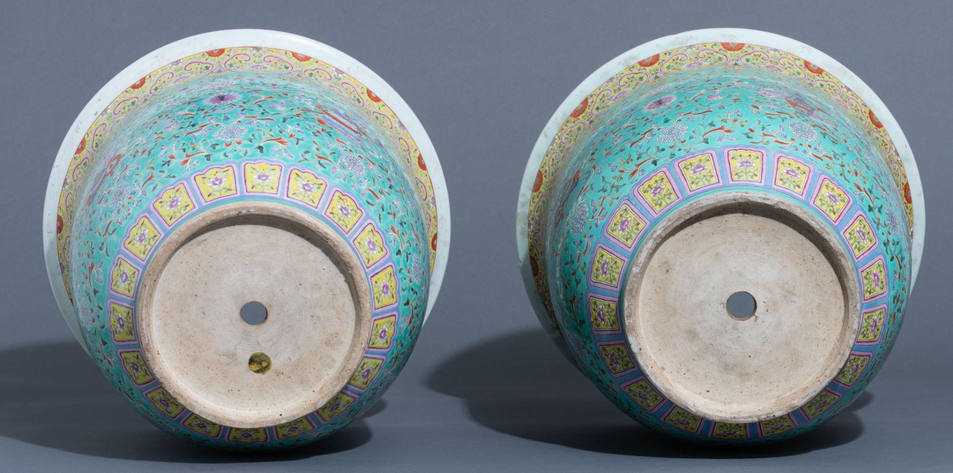 A pair of Chinese famille rose on turquoise ground jardinières, 19thC, H 33,5 cm - Image 7 of 7