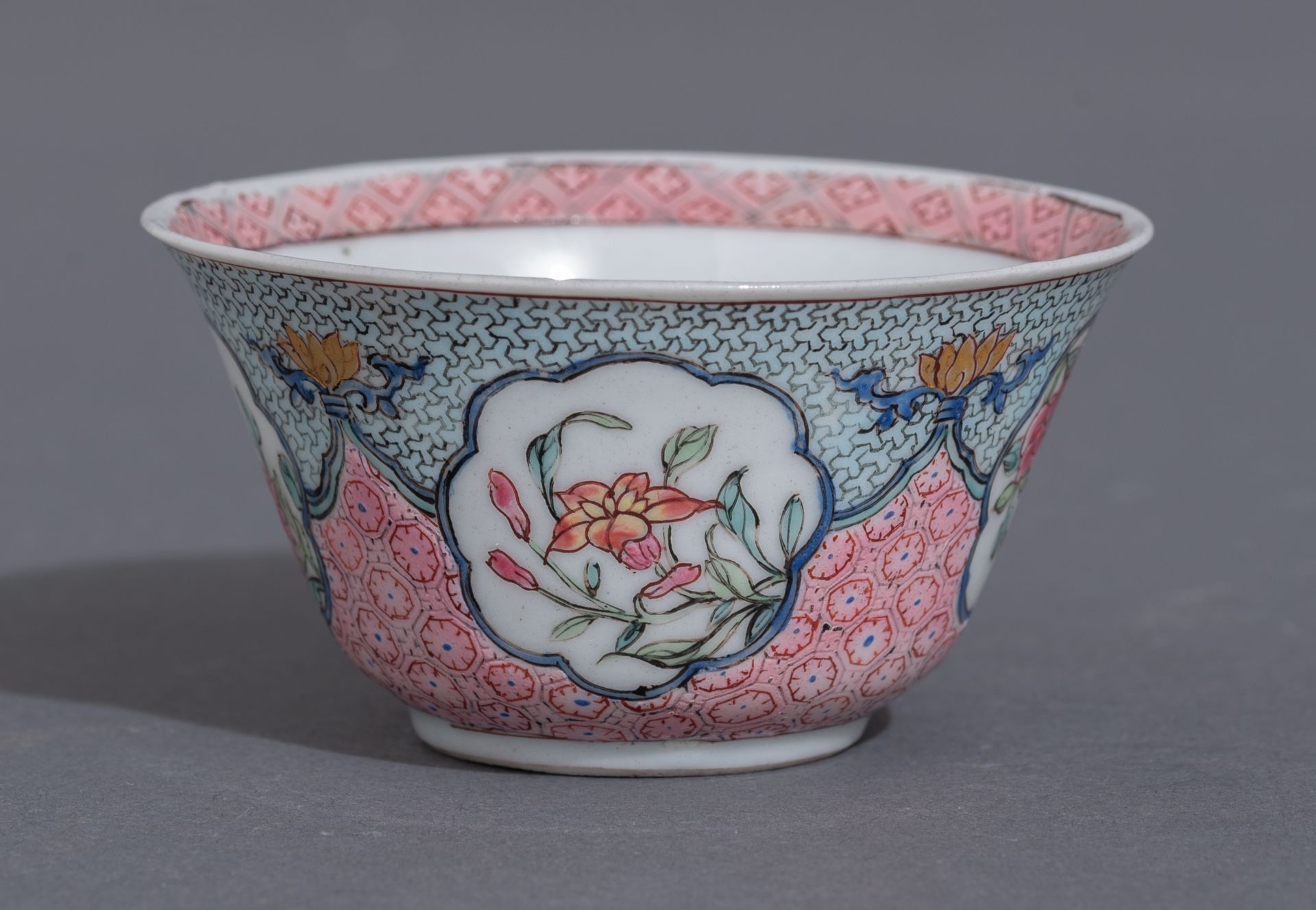 A set of Chinese famille rose 'peony' cup and saucer, Yongzheng period, ø 10,8 cm - Image 4 of 14