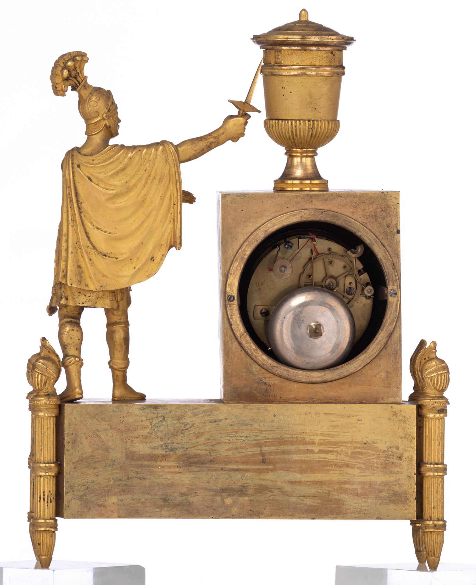 A French Restauration mantle clock, depicting the tragic story of Patroclus, H 33 - W 24,5 cm - Image 3 of 8