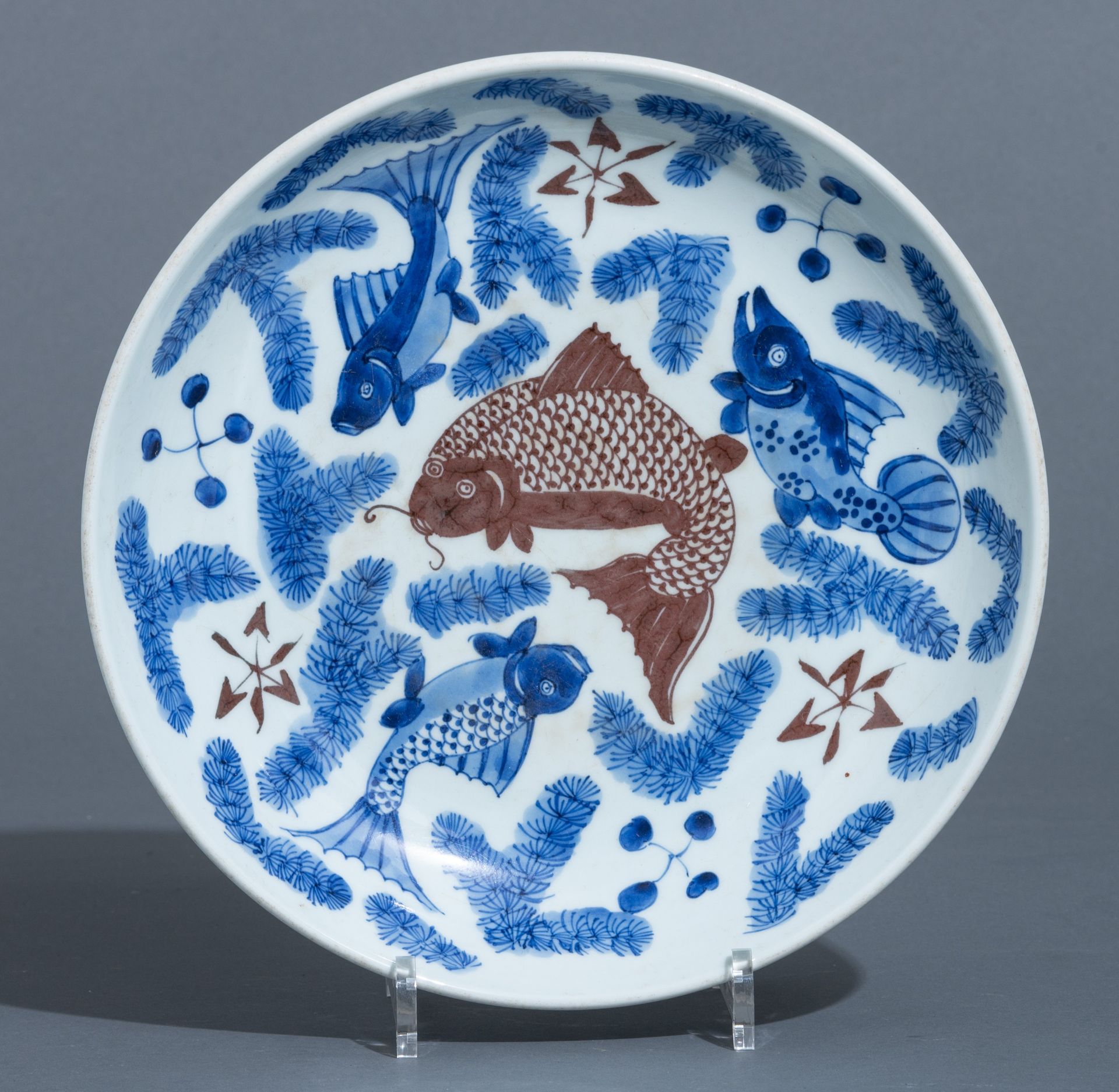 A Chinese blue and white and copper-red 'Carps' plate, ø 29 cm - Image 2 of 3