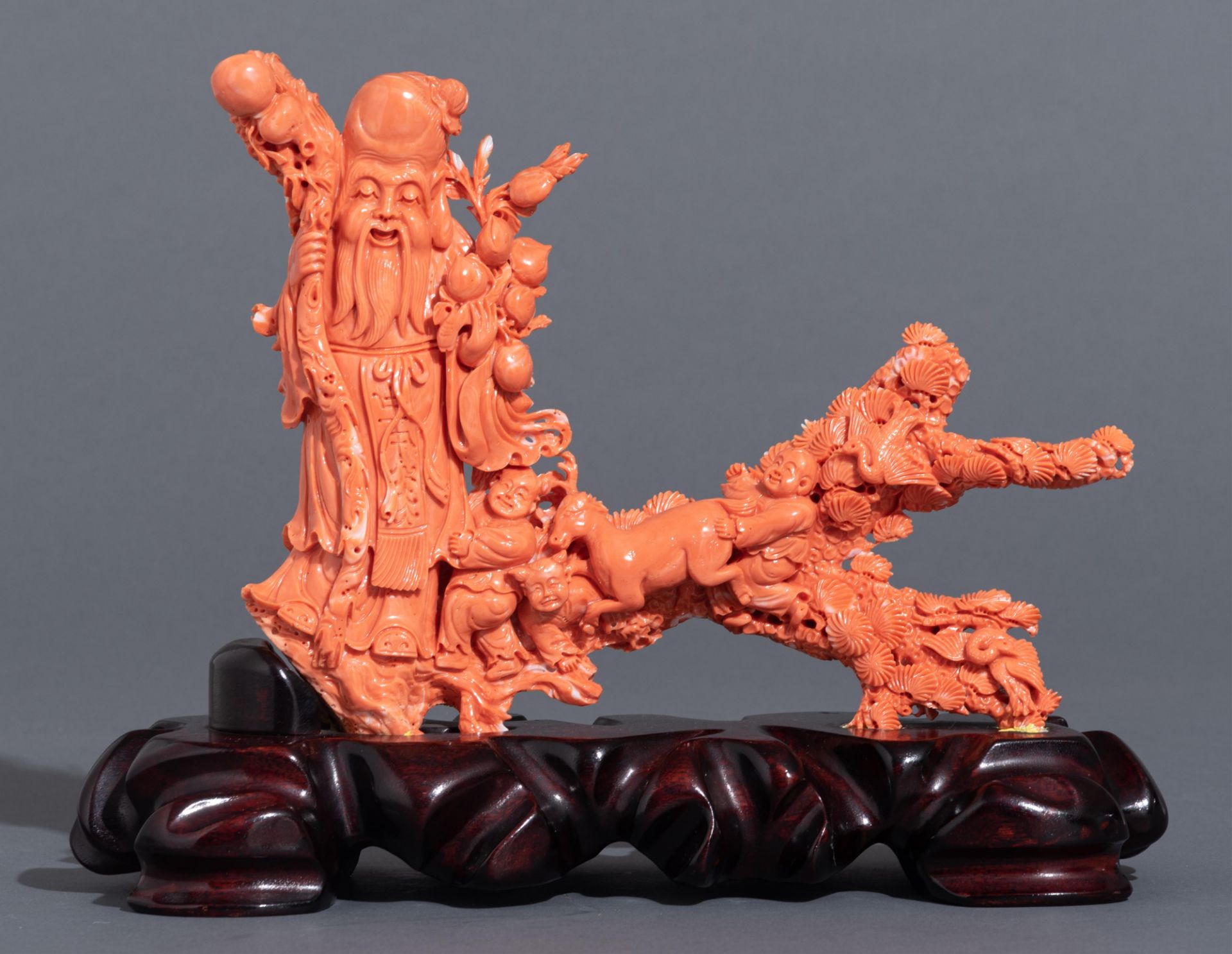 A Chinese sculpted red coral group, around 19thC, H 20,5 cm - Weight coral: about 1,3 kg - Image 3 of 12