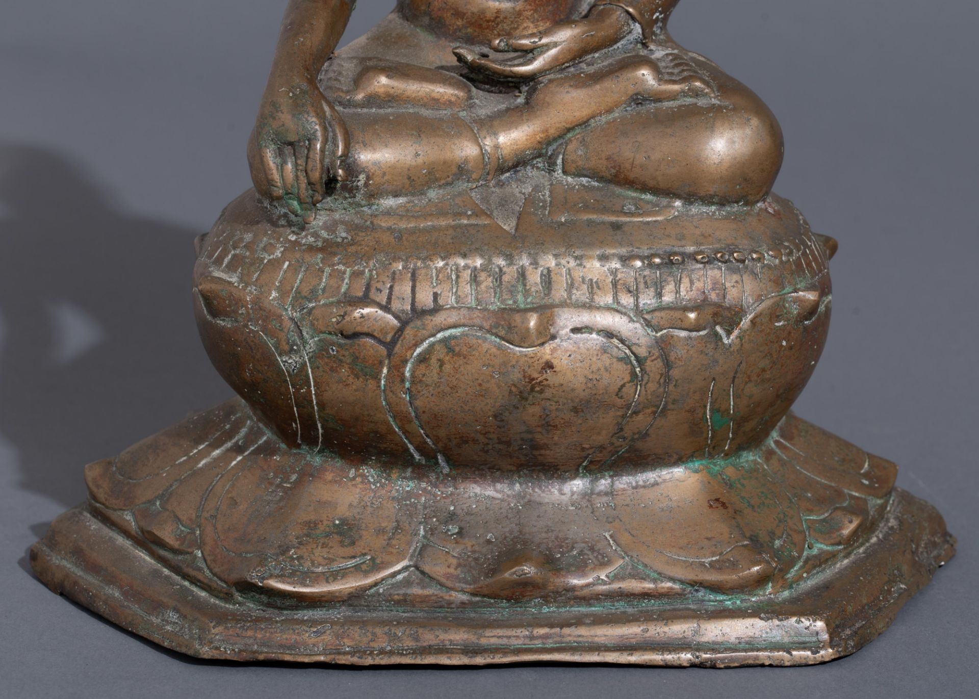 A patinated bronze seated Buddha, Thailand, 19thC or older, H 31,4 cm - Bild 7 aus 9