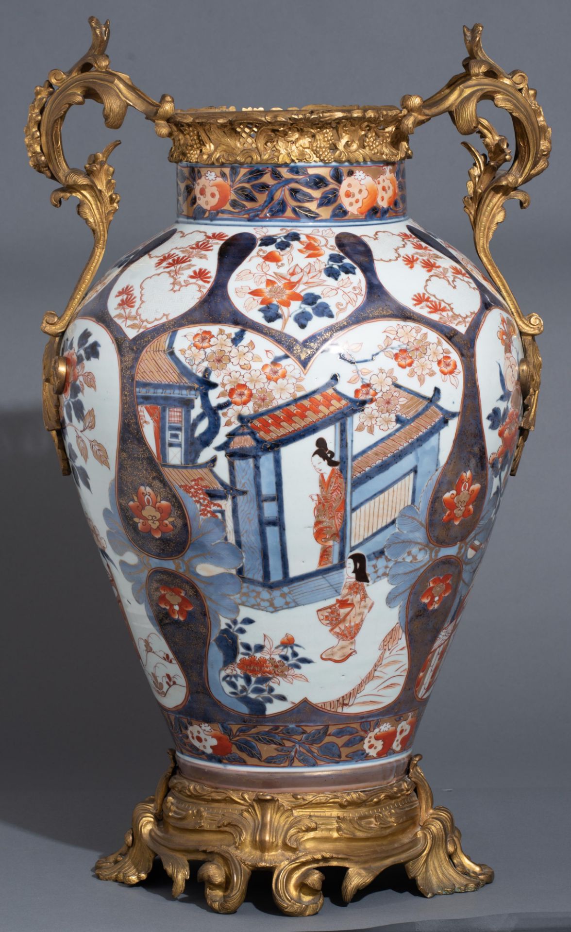 An imposing Japanese Imari cover vase, with gilt bronze mounts, late 18thC, H 109,8 cm - Image 9 of 21