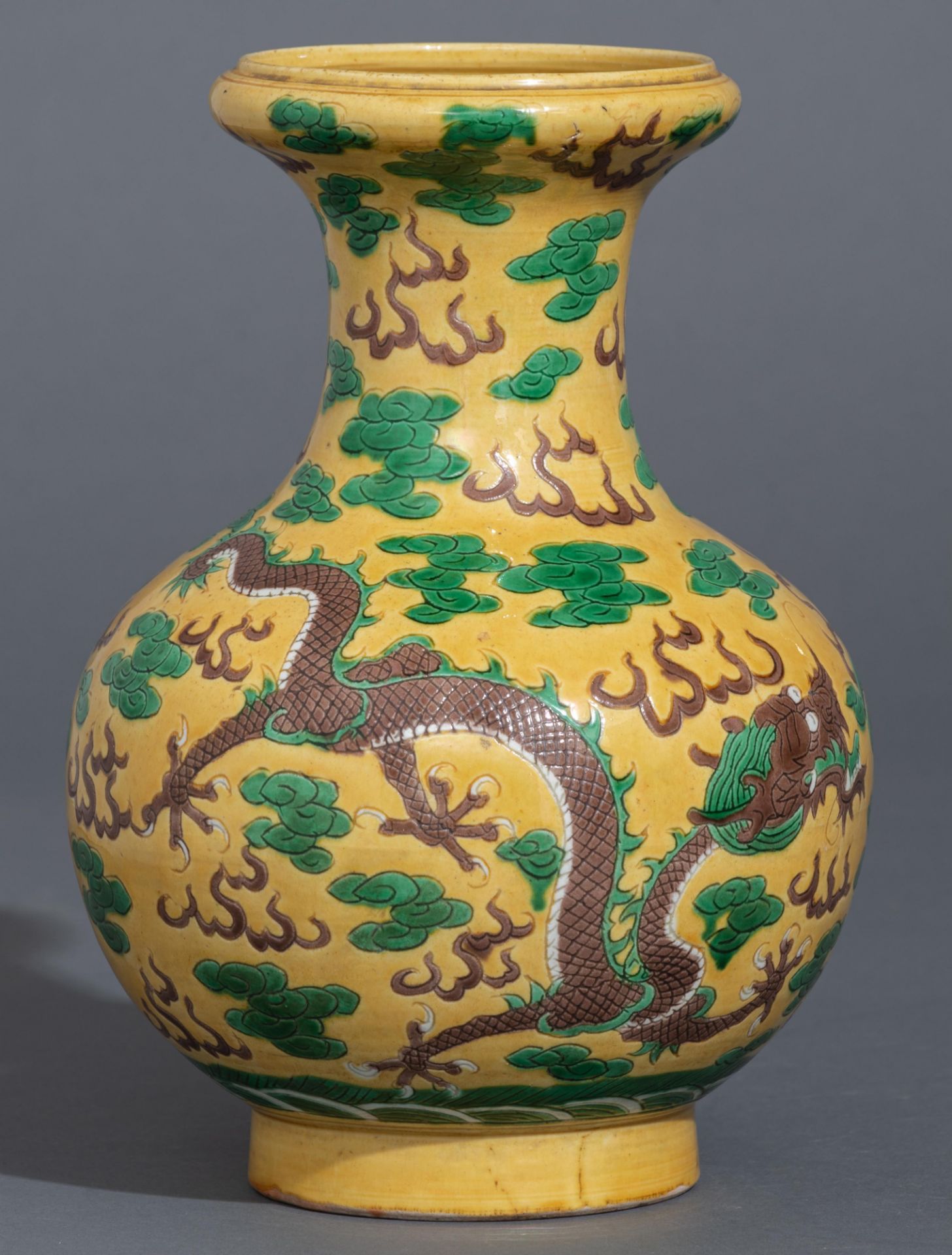 A Chinese yellow ground 'Dragon' vase, late Qing dynasty/20thC, H 25,5 cm - Image 3 of 12