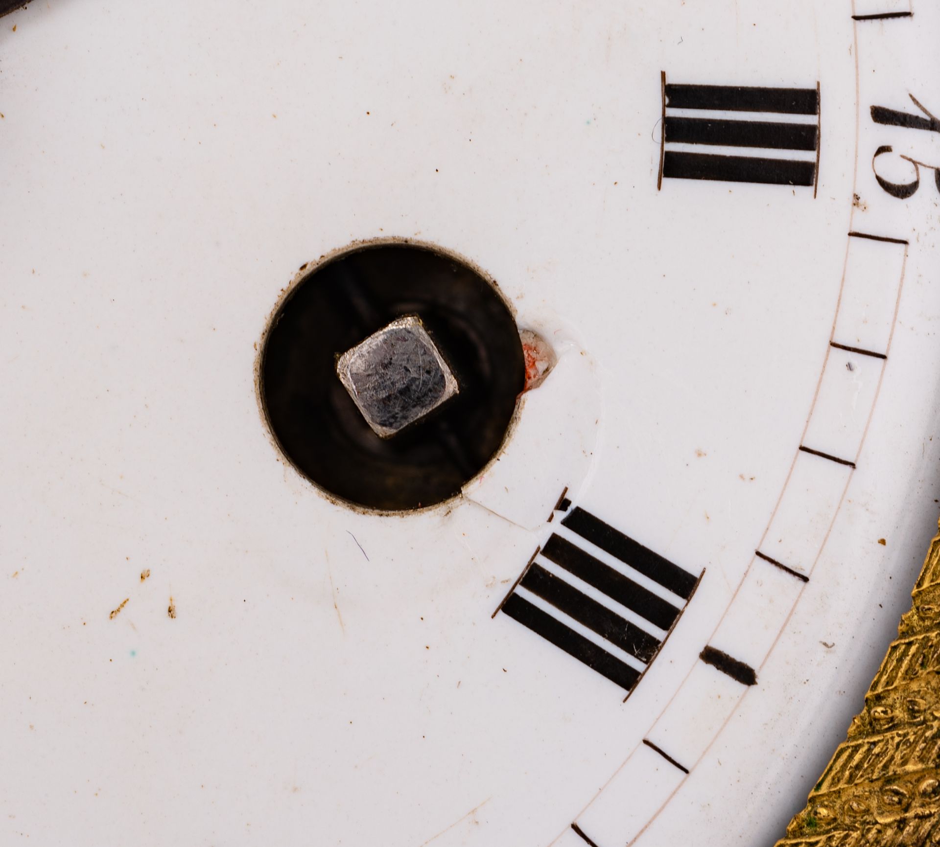 A French Restauration mantle clock, depicting the tragic story of Patroclus, H 33 - W 24,5 cm - Image 8 of 8