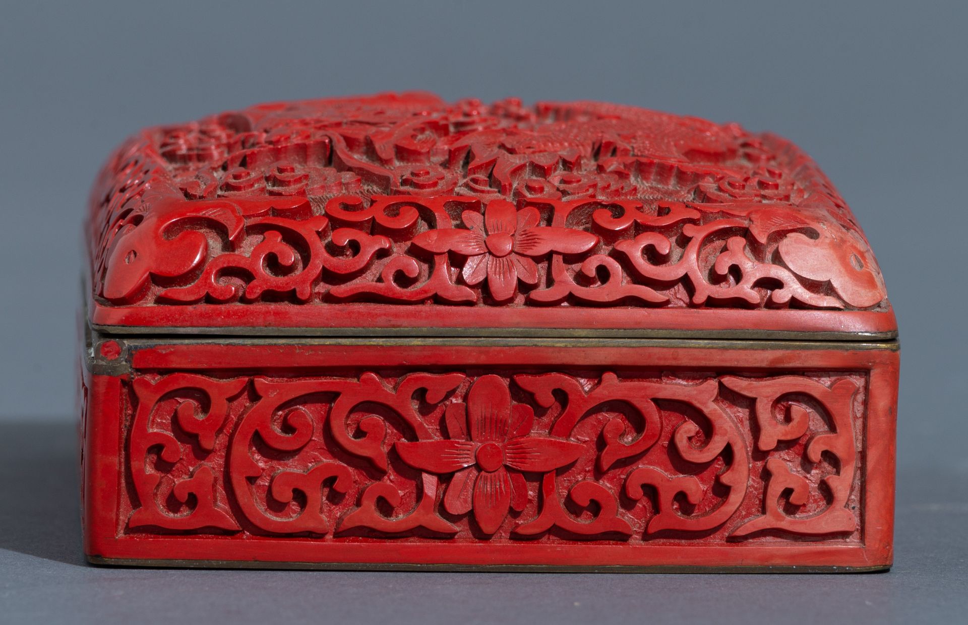 A Chinese carved cinnabar lacquer box and cover, 20thC, 10 x 15 cm - Image 5 of 14