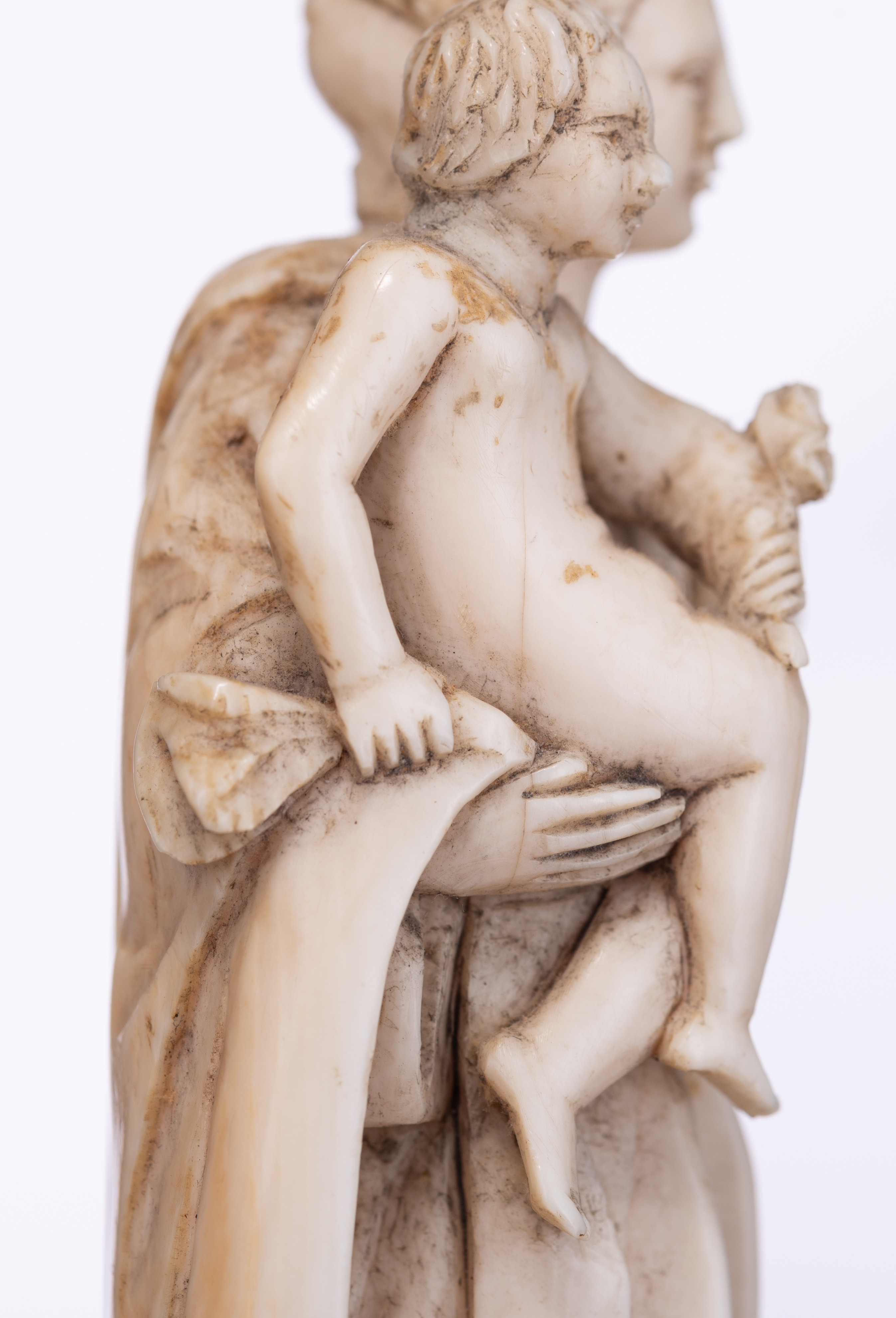 Four 19thC small Dieppe or Paris ivory figures, three on a wooden base, H 7,7 - 16,5 cm - Bild 49 aus 51