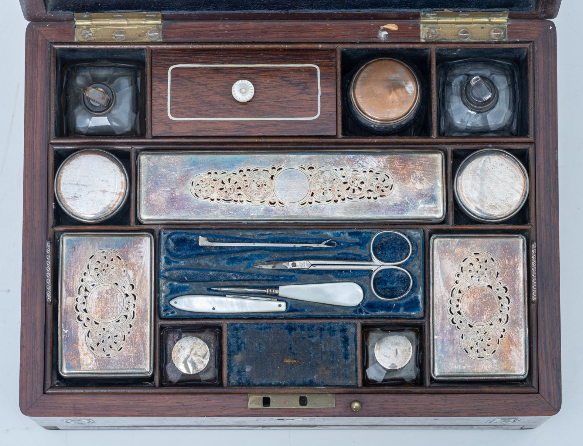 A Victorian rosewood and mother-of-pearl inlaid ladies vanity box, H 17 - W 30,5 - D 23 cm - Image 14 of 15