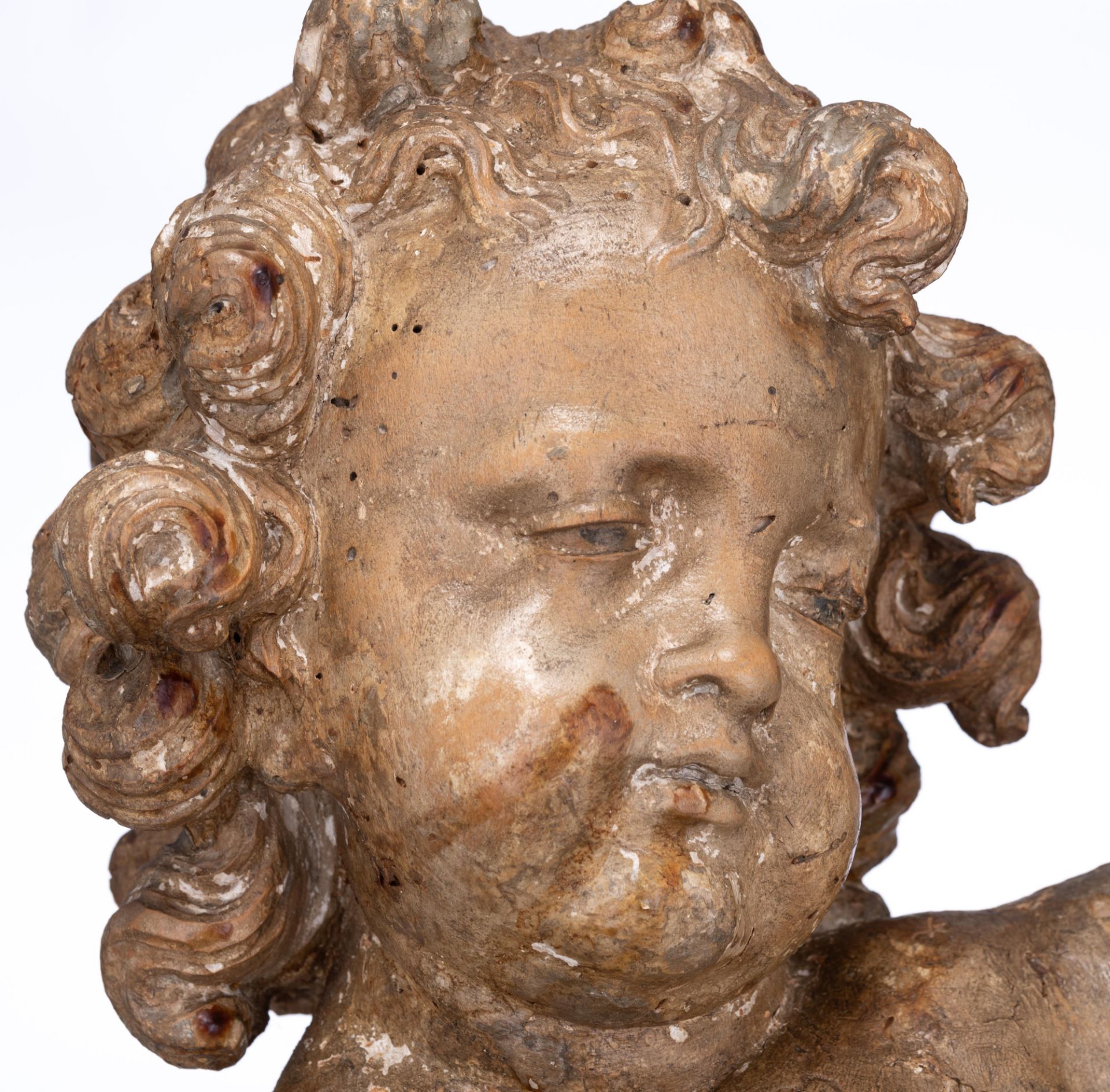 A fine Baroque limewood sculpture of an angel, 17thC, H 71 cm - Image 12 of 13