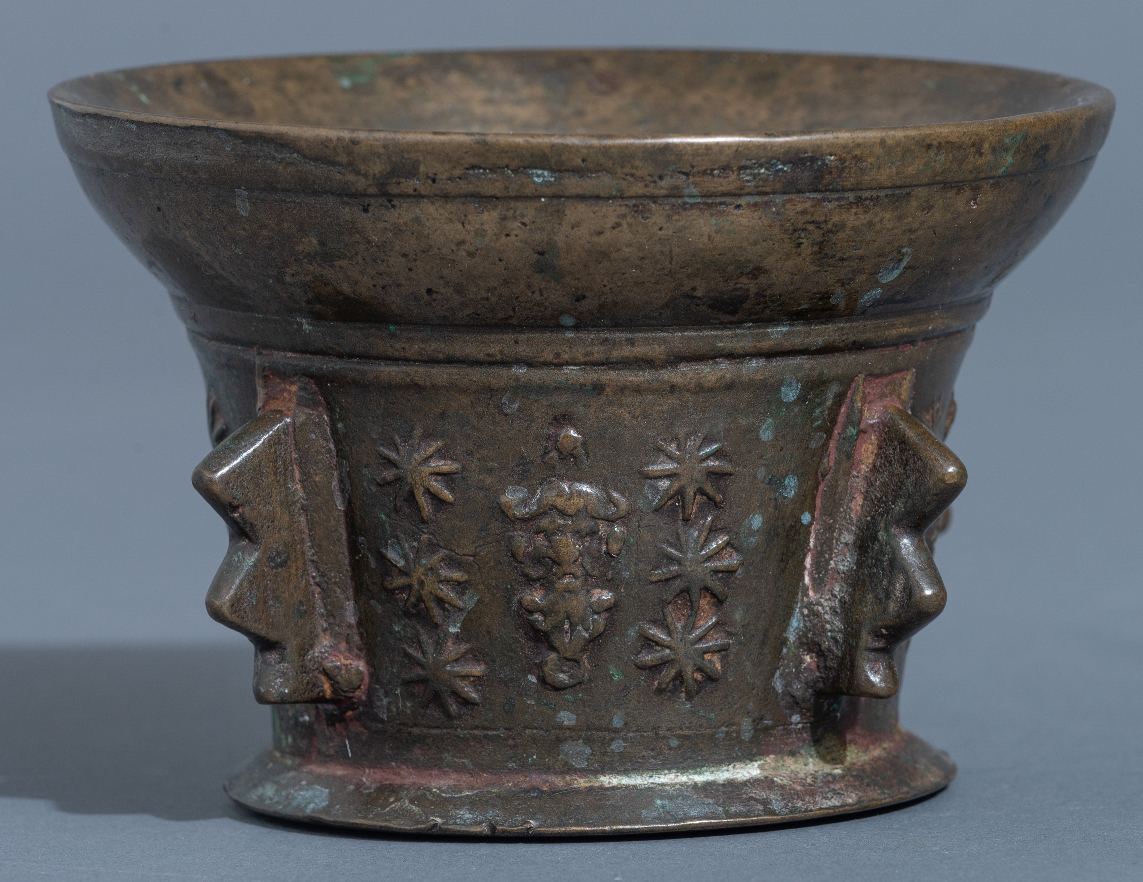 Two bronze mortars, one a 17th - 18thC South European (French or Spanish), one Dutch, 17thC, with it - Bild 8 aus 11