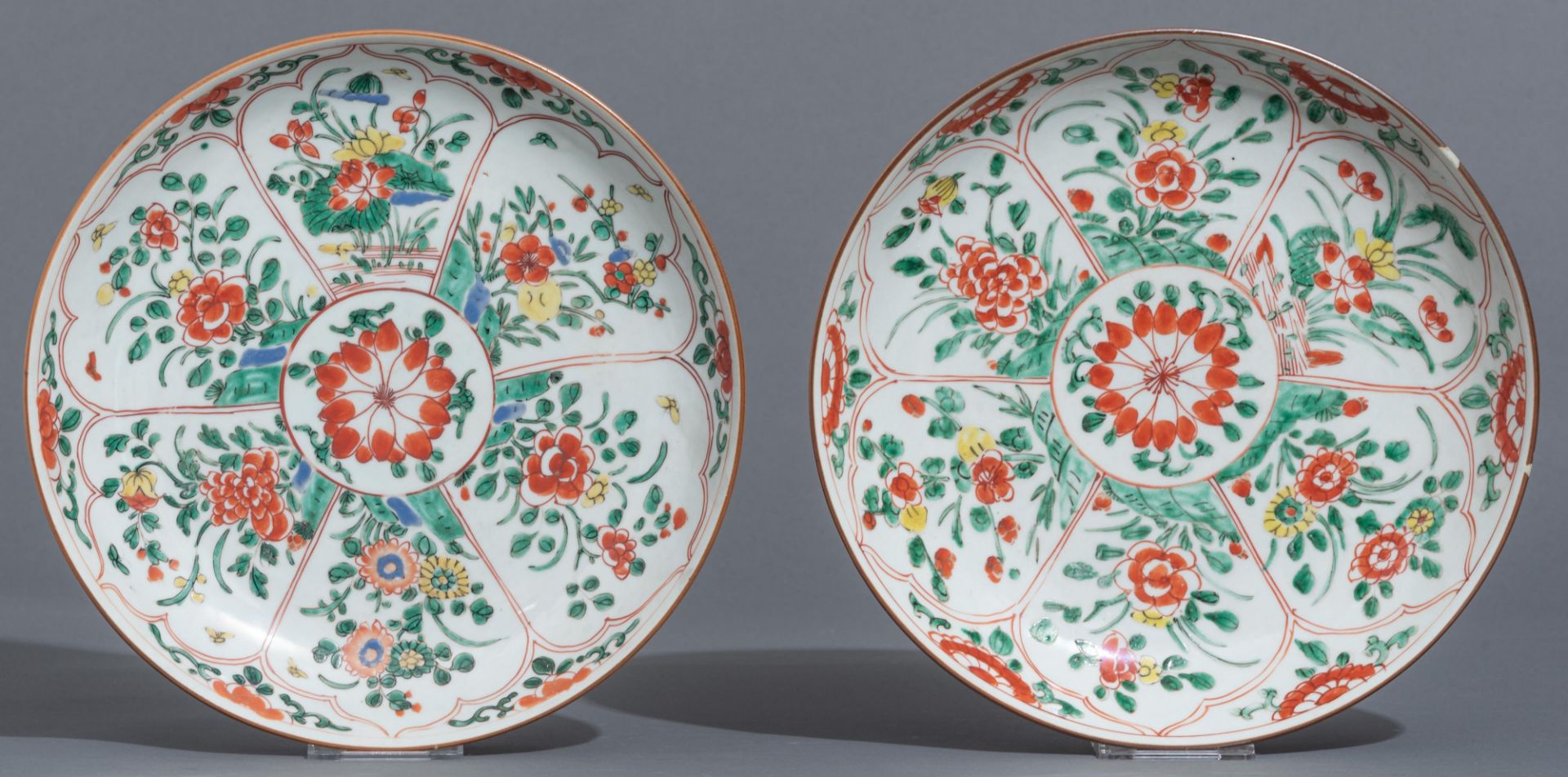 Two nearly identical Chinese famille verte 'Flower' plates, Kangxi period, ø 27,5 cm - Image 2 of 3