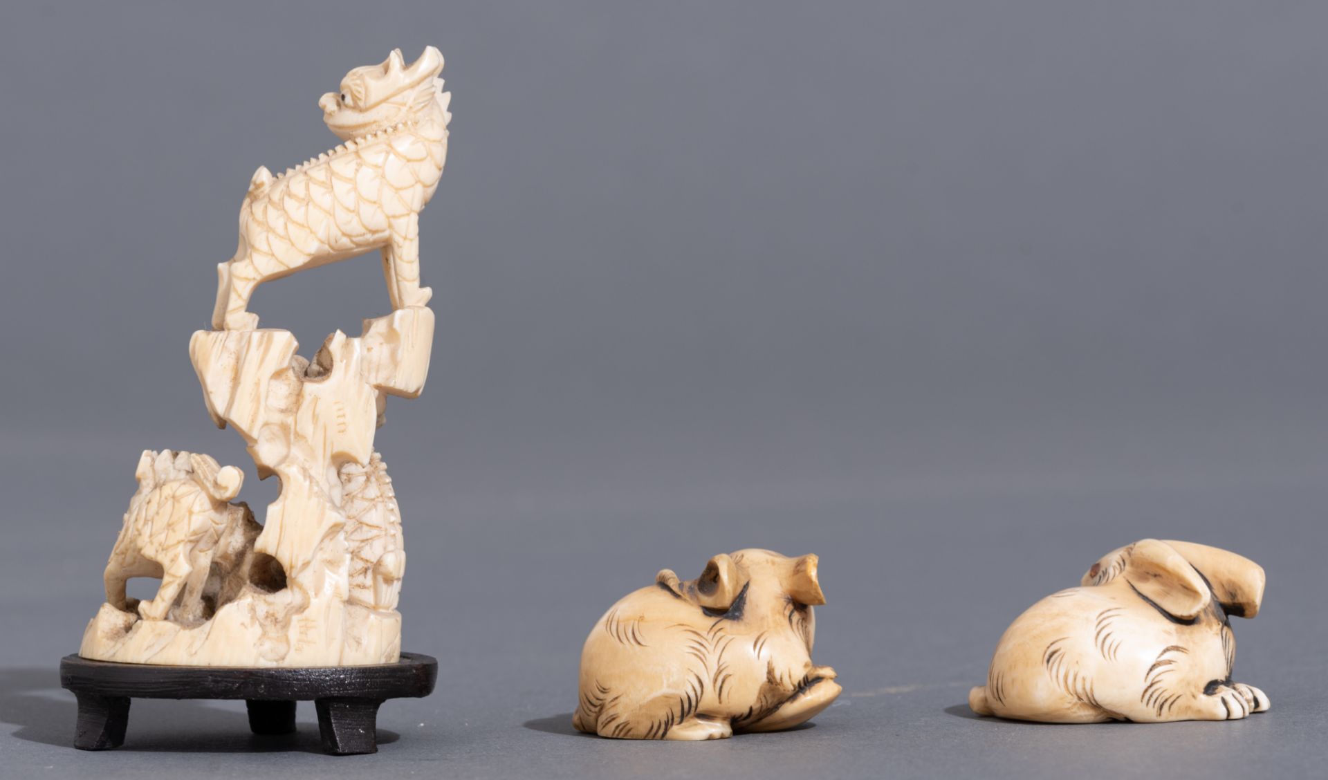 Eight Japanese Meiji-, Taishô- and early Showâ-period ivory netsuke, W 3 - 3,5 - 3,7 (2) - 3,9 - 4,1 - Image 4 of 20