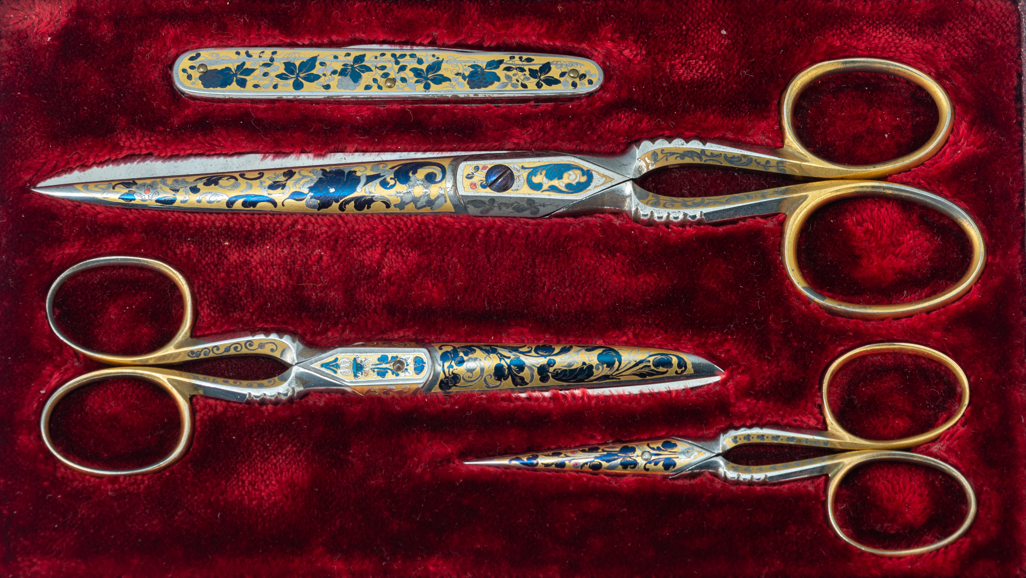 A set of floral damascening scissors and pocket knife, by 'Eskilstunamagasinet, Stockholm' - Image 2 of 9
