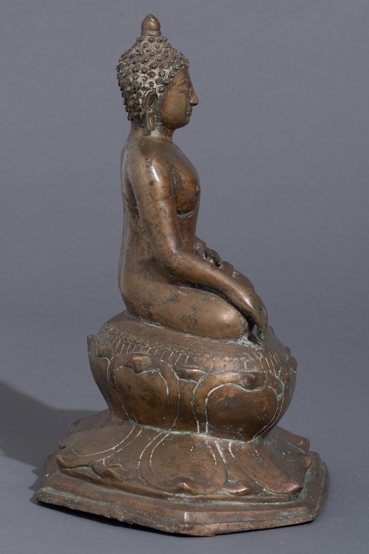 A patinated bronze seated Buddha, Thailand, 19thC or older, H 31,4 cm - Bild 3 aus 9