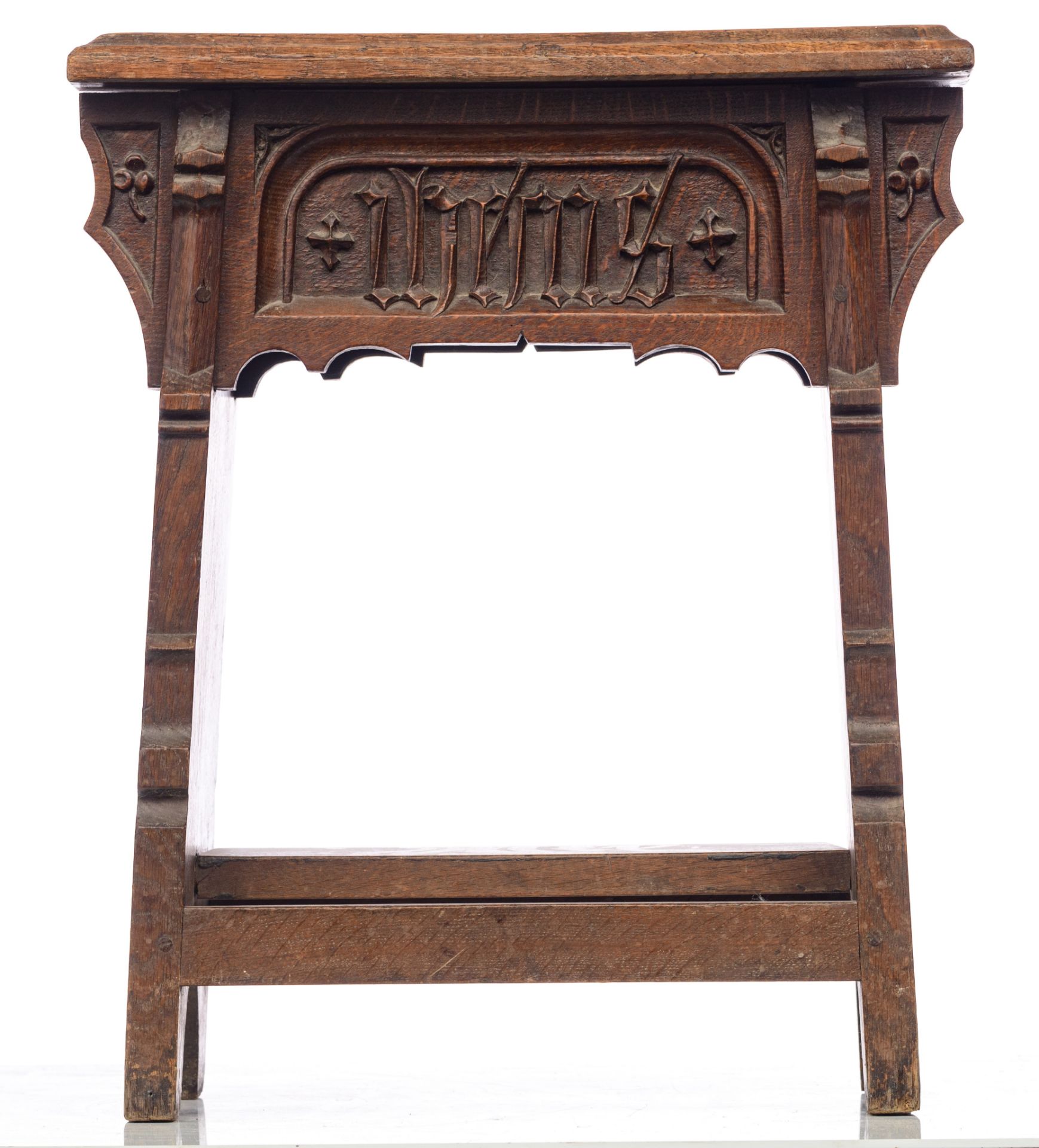 An oak Gothic Revival prayer bench, based on a 16thC Bruges model, H 61 - W 51 - D 28,5 cm - Image 4 of 9