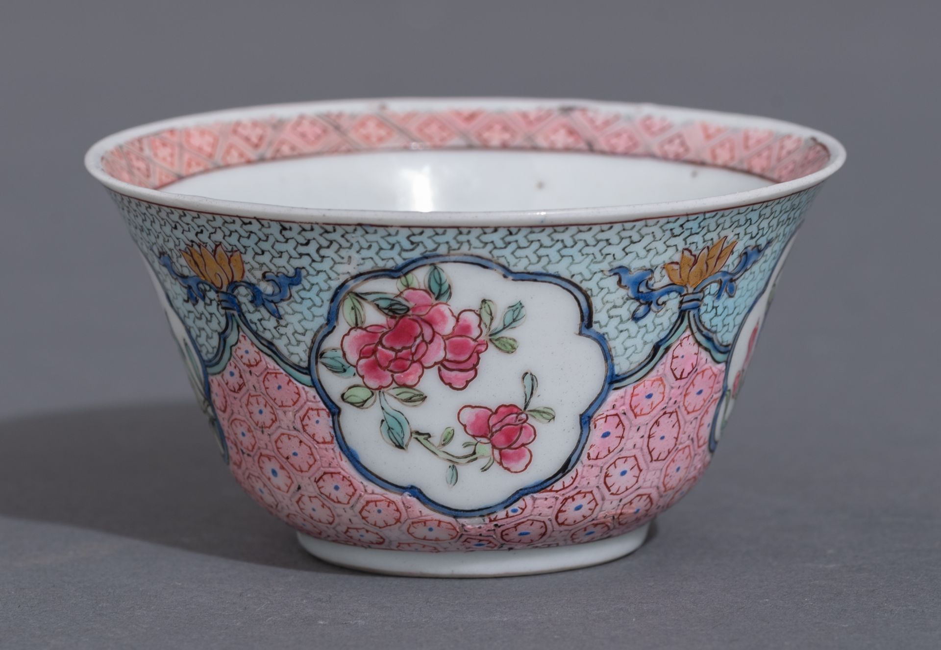 A set of Chinese famille rose 'peony' cup and saucer, Yongzheng period, ø 10,8 cm - Image 5 of 14