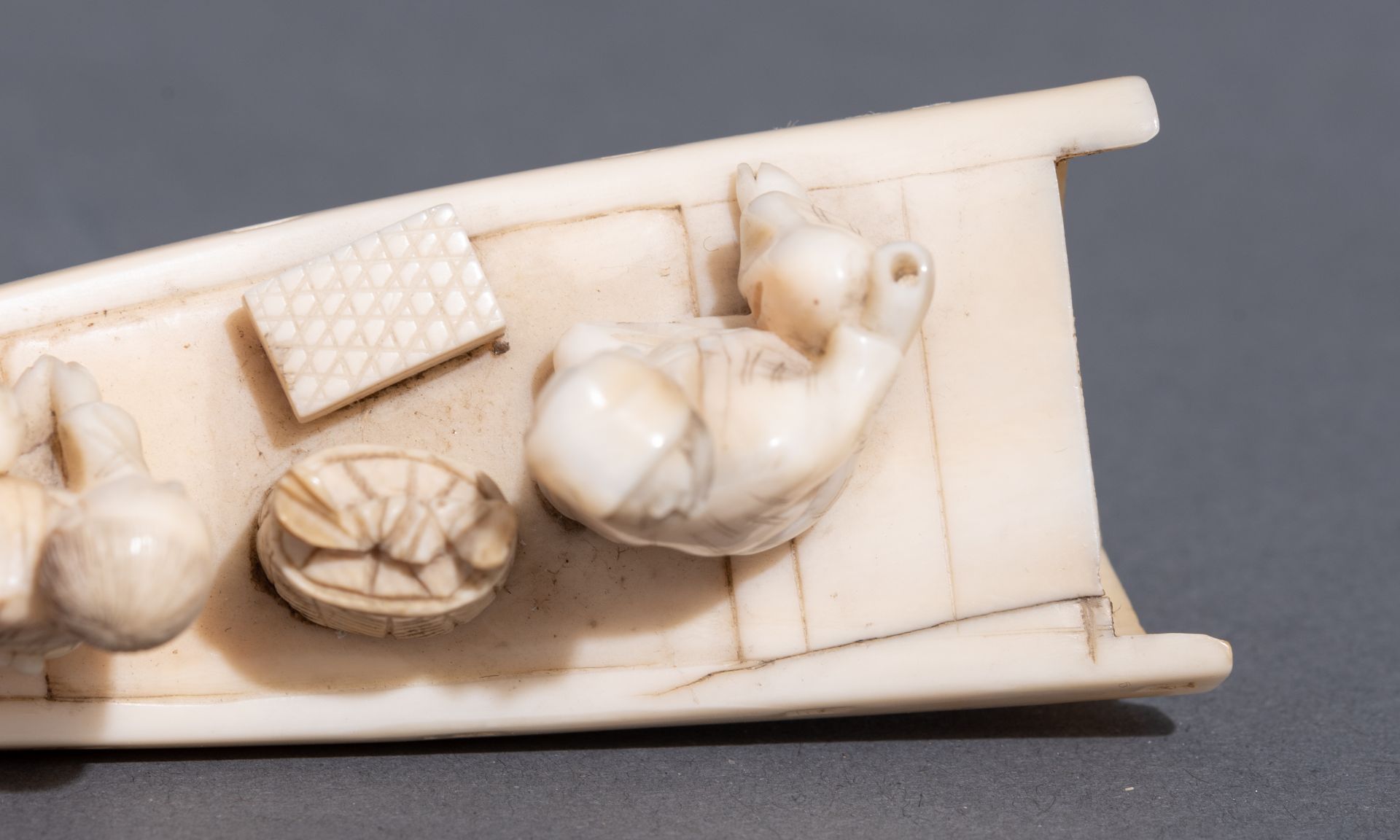 Two Chinese Republic period ivory sculptures, W 10,8 -10,3 cm - (with and without base) - H 7,3 - 5, - Image 7 of 10